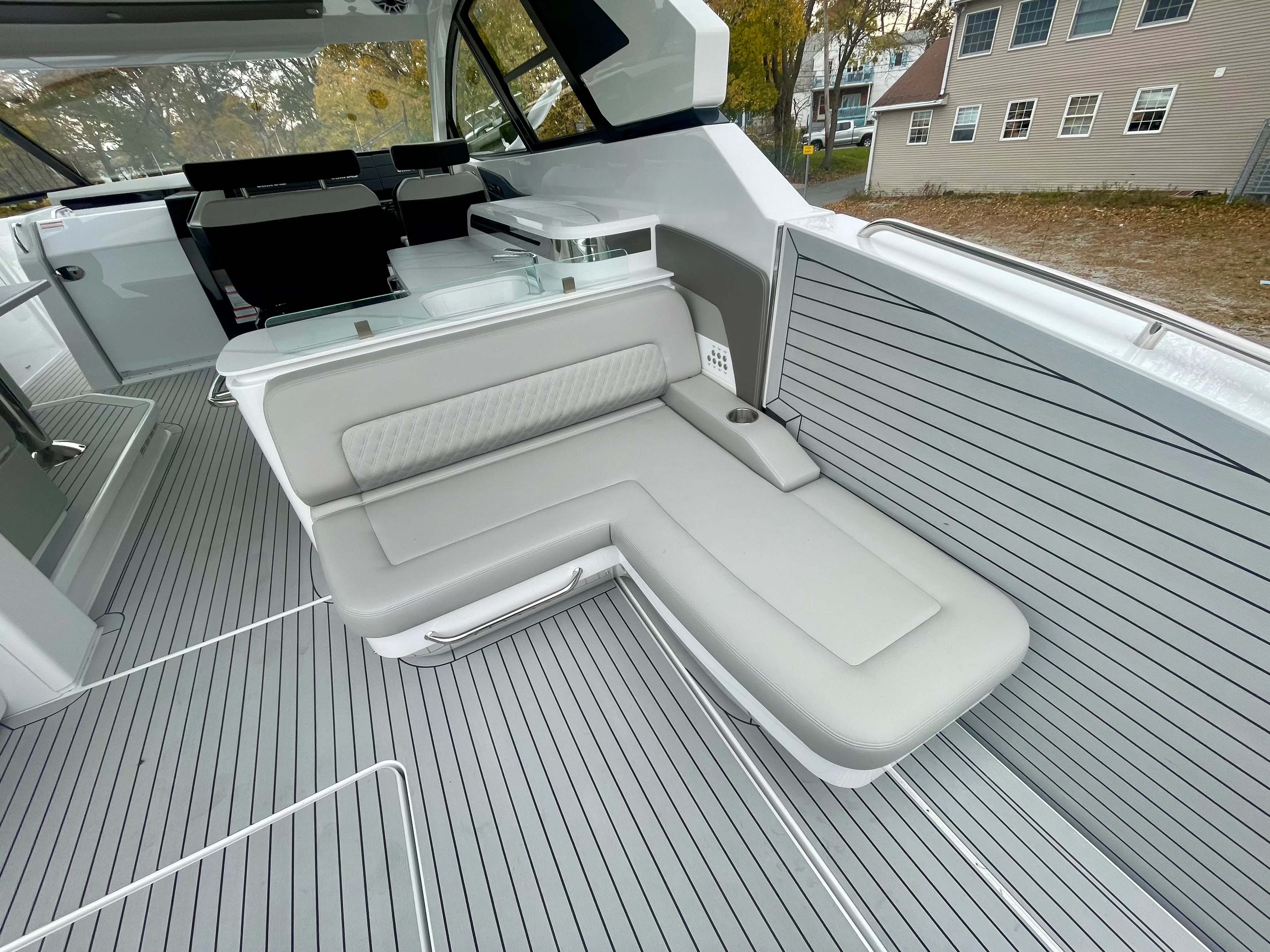 2026 Cruisers Yachts 50 GLS Outboard Image Thumbnail #7