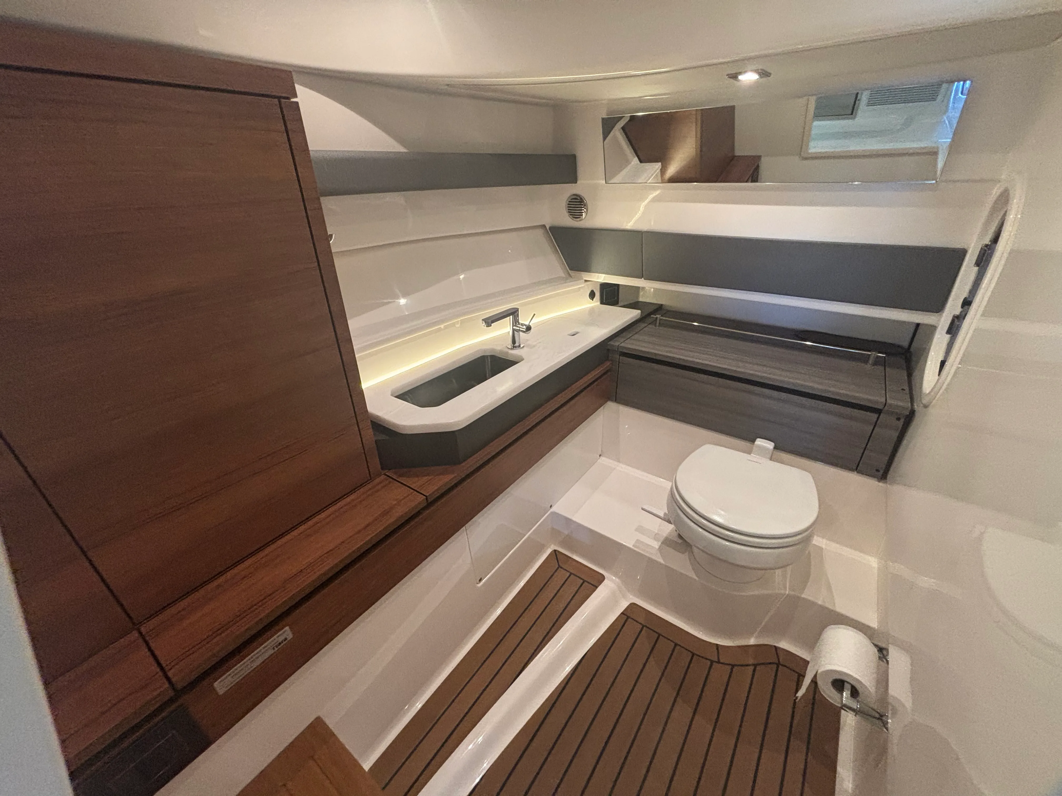 2021 Tiara Yachts 38 LX Image Thumbnail #21