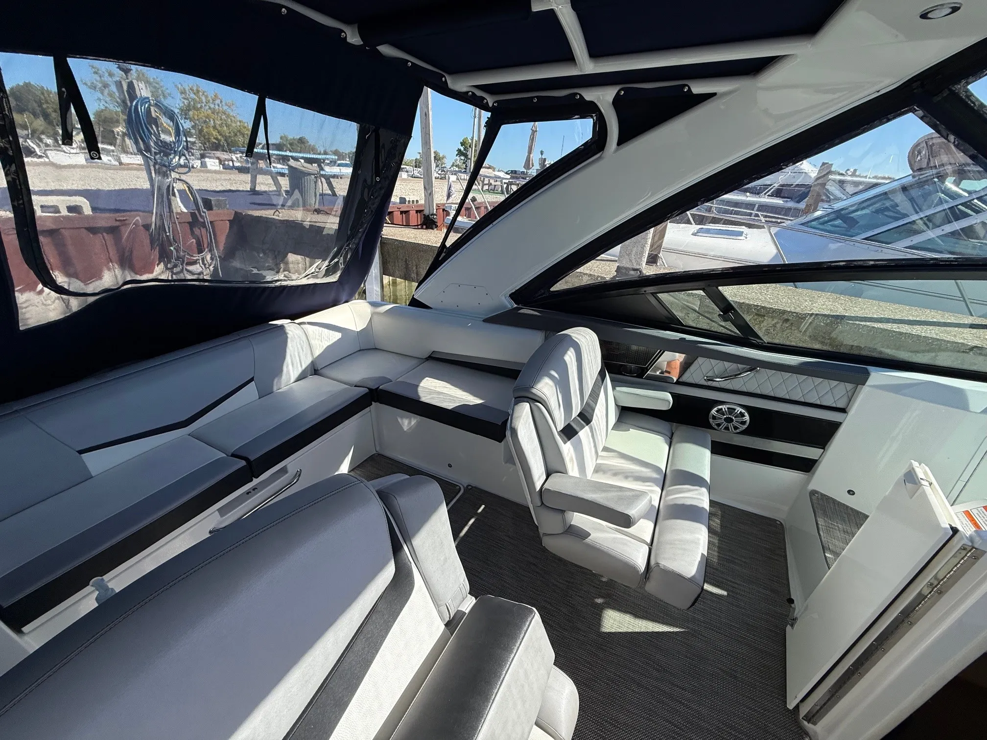 2015 Cruisers Yachts 328 SPORT Image Thumbnail #12