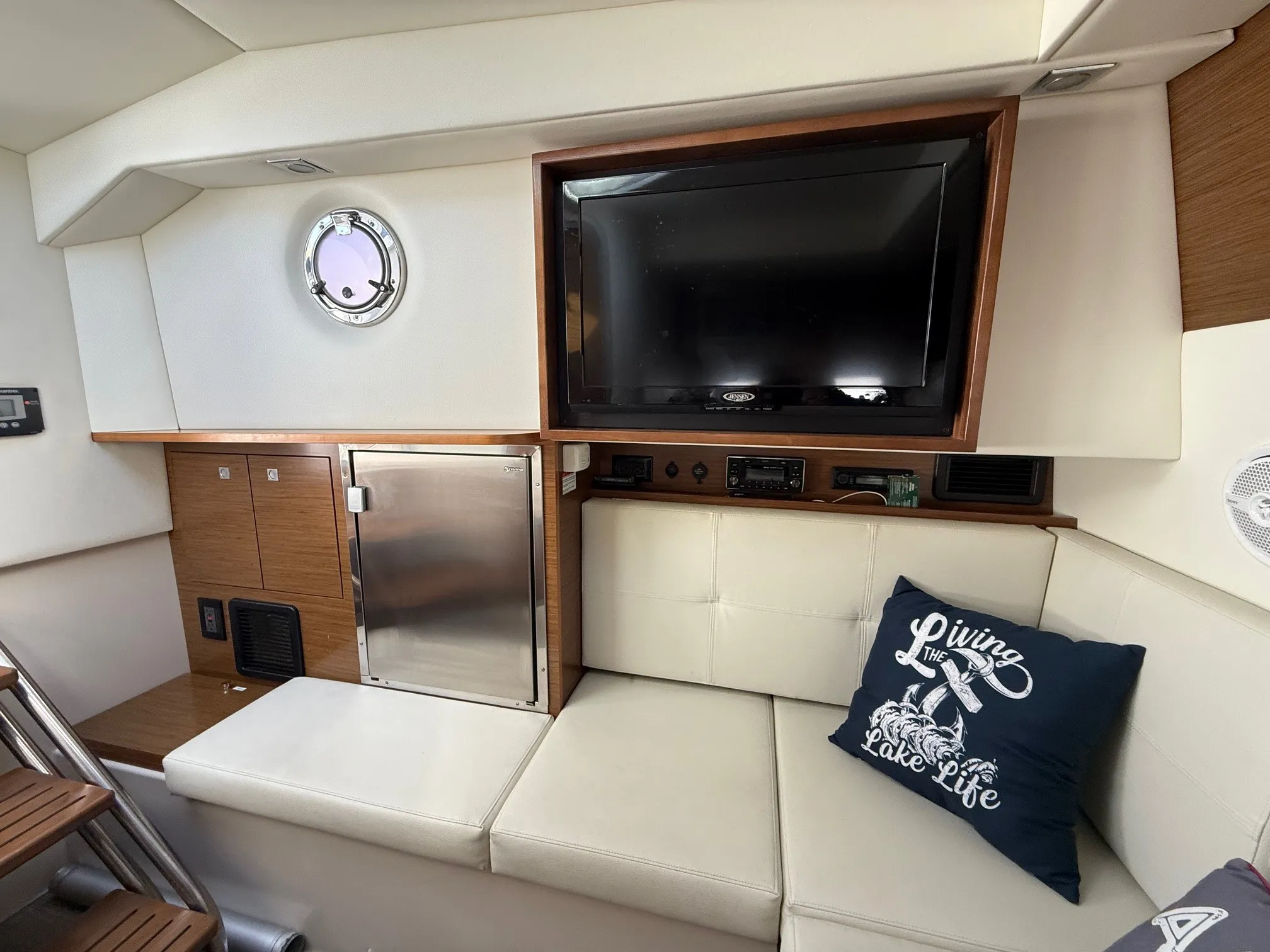 2015 Cruisers Yachts 328 SPORT Image Thumbnail #21