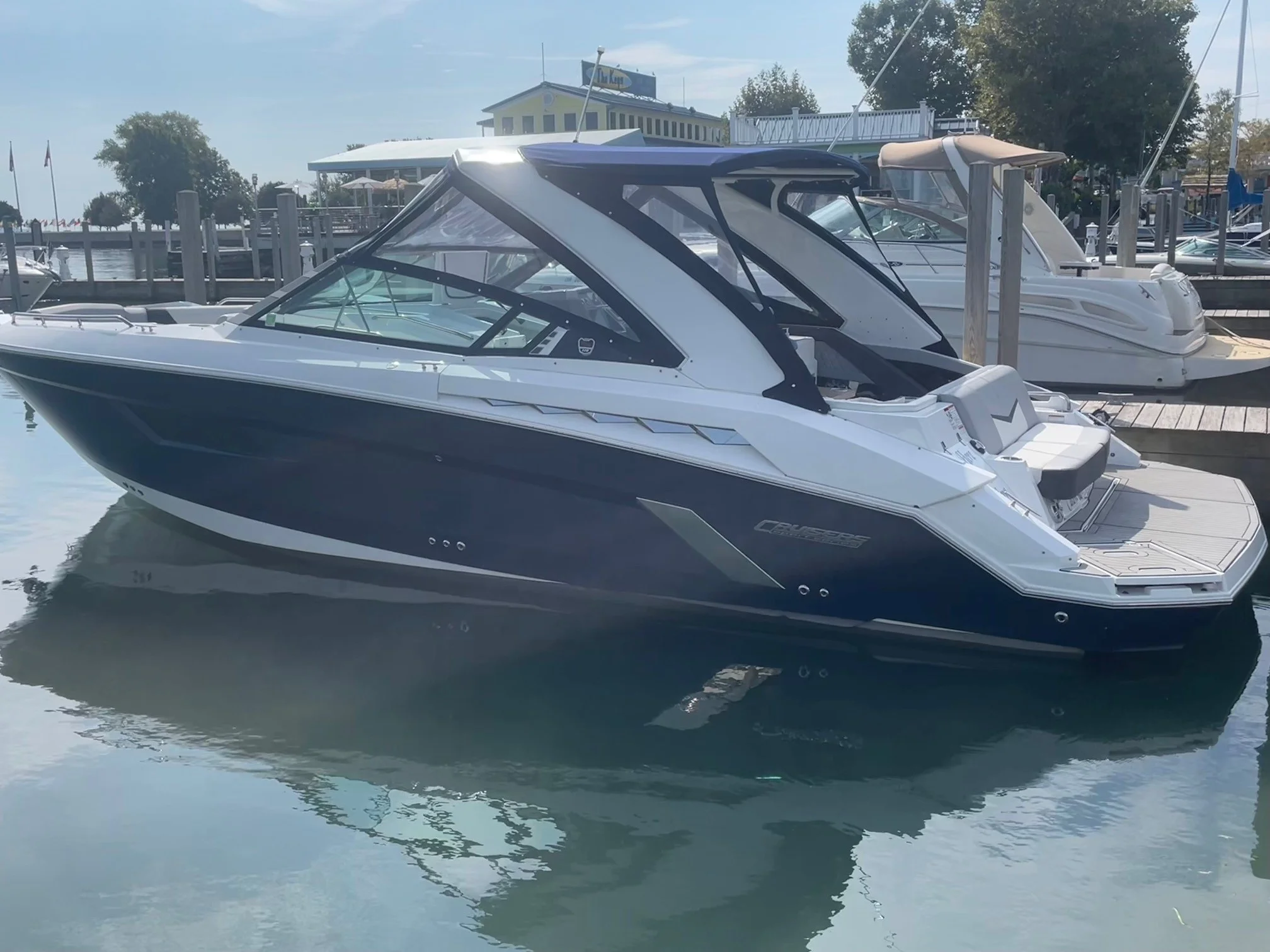 2015 Cruisers Yachts 328 SPORT Image Thumbnail #2