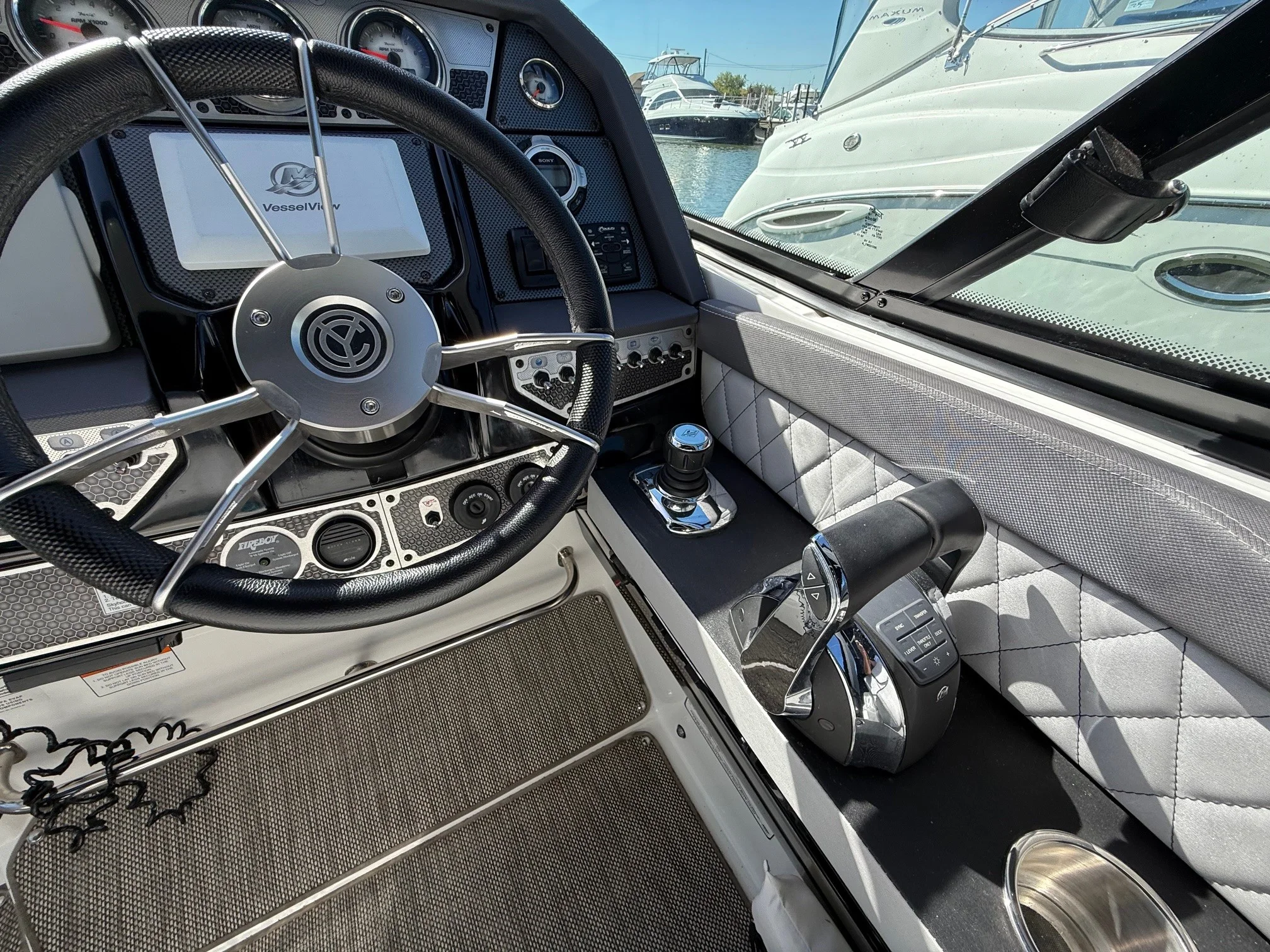 2015 Cruisers Yachts 328 SPORT Image Thumbnail #15
