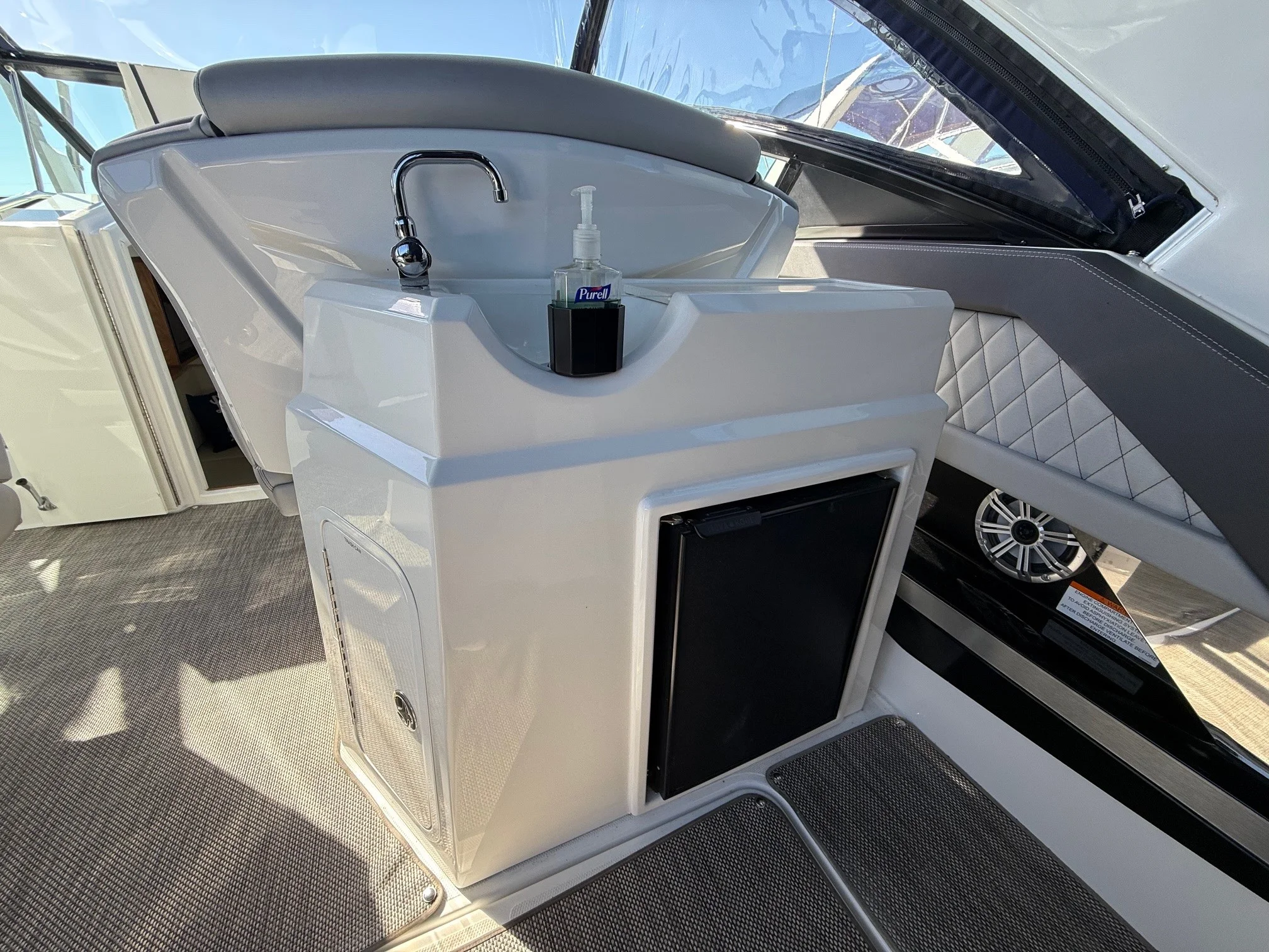 2015 Cruisers Yachts 328 SPORT Image Thumbnail #17