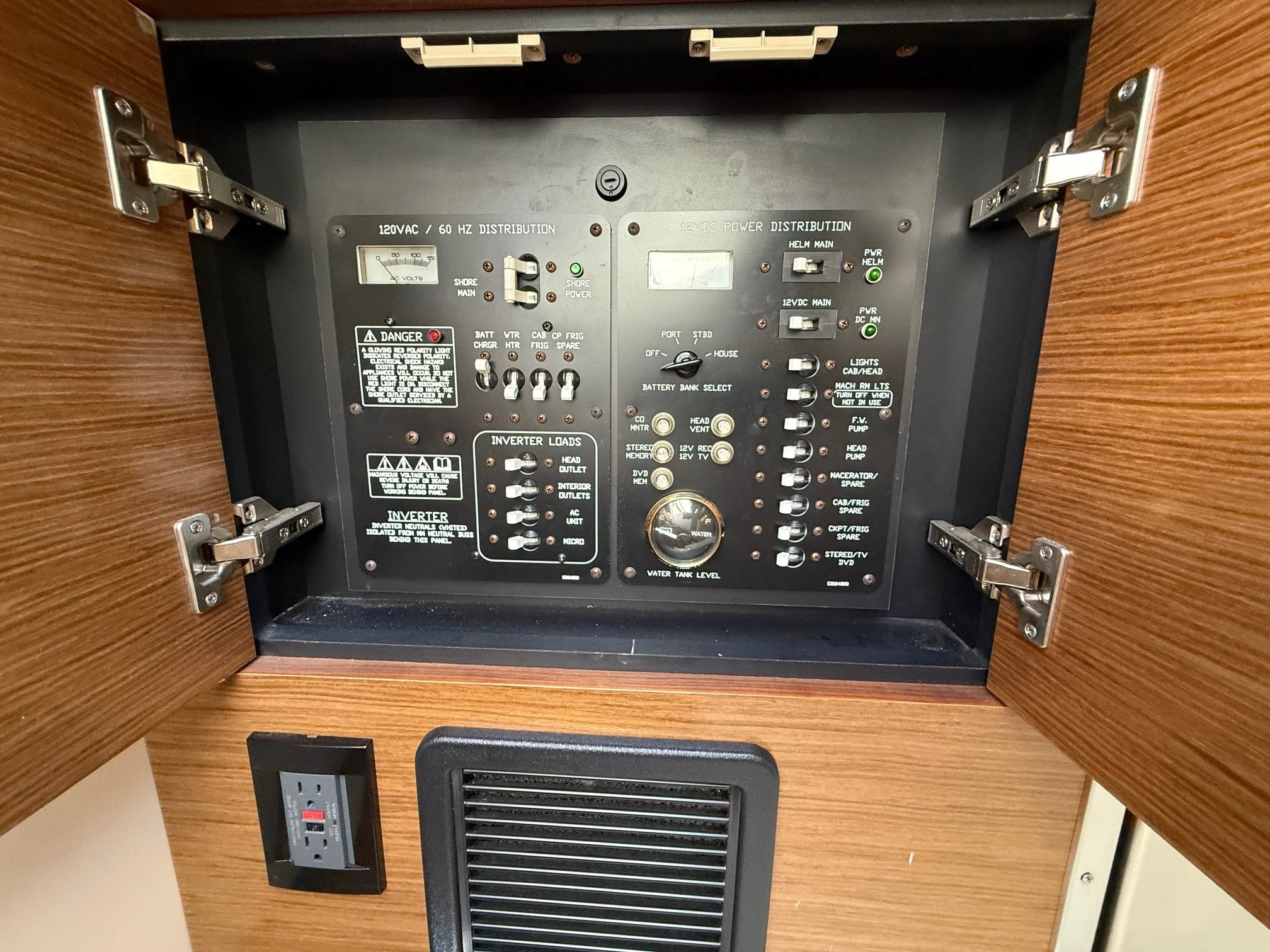 2015 Cruisers Yachts 328 SPORT Image Thumbnail #23