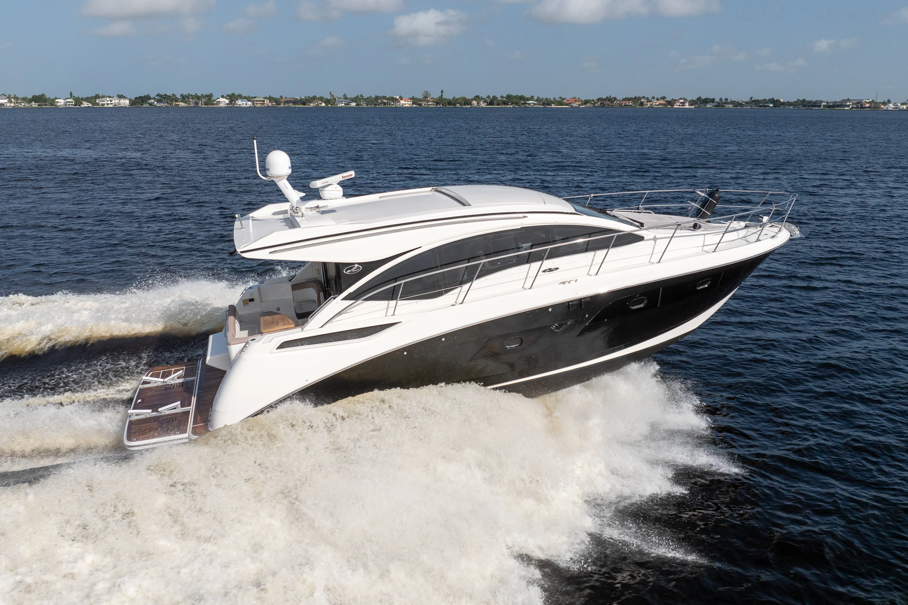 2018 Sea Ray 400 SUNDANCER Image Thumbnail #2