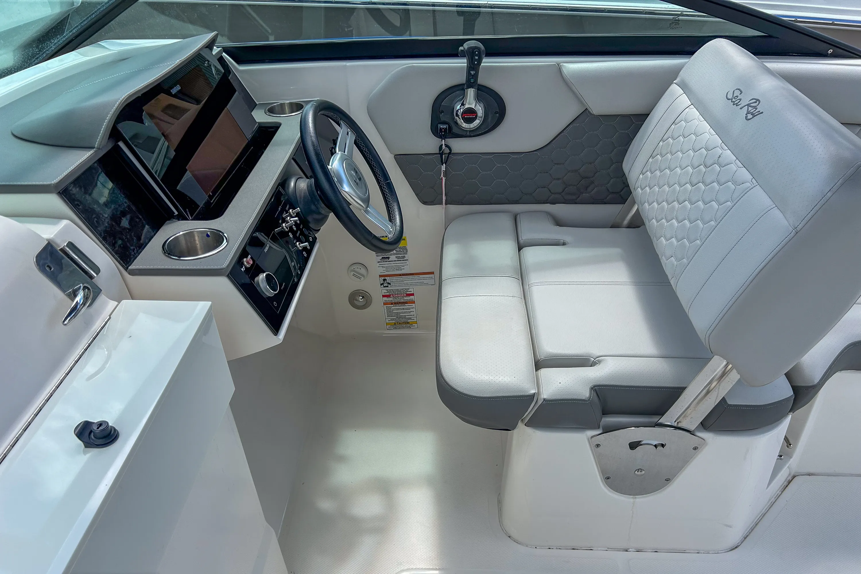 2021 Sea Ray 250 SDX OUTBOARD Image Thumbnail #6
