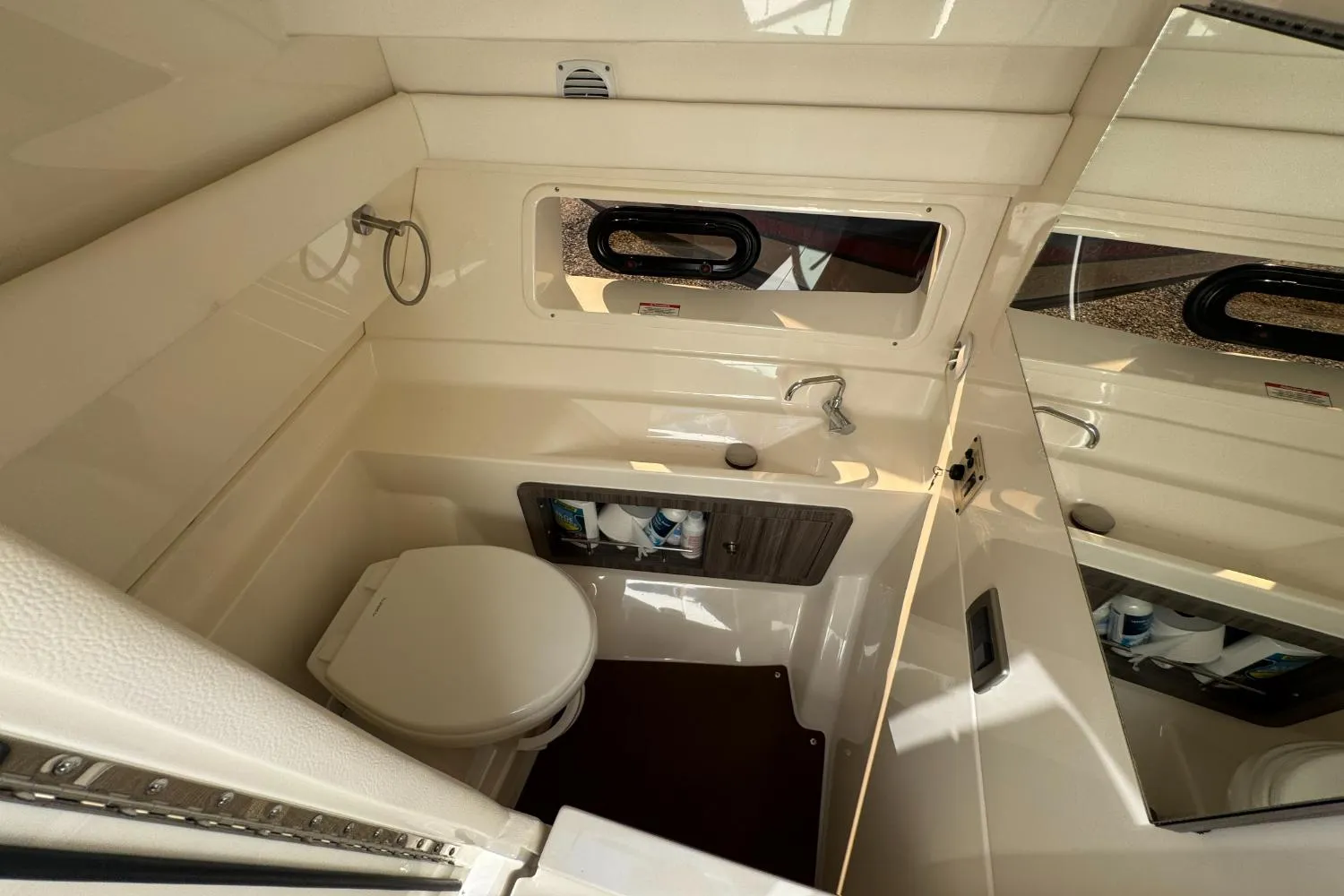 2019 Sea Ray SLX 350 Image Thumbnail #39