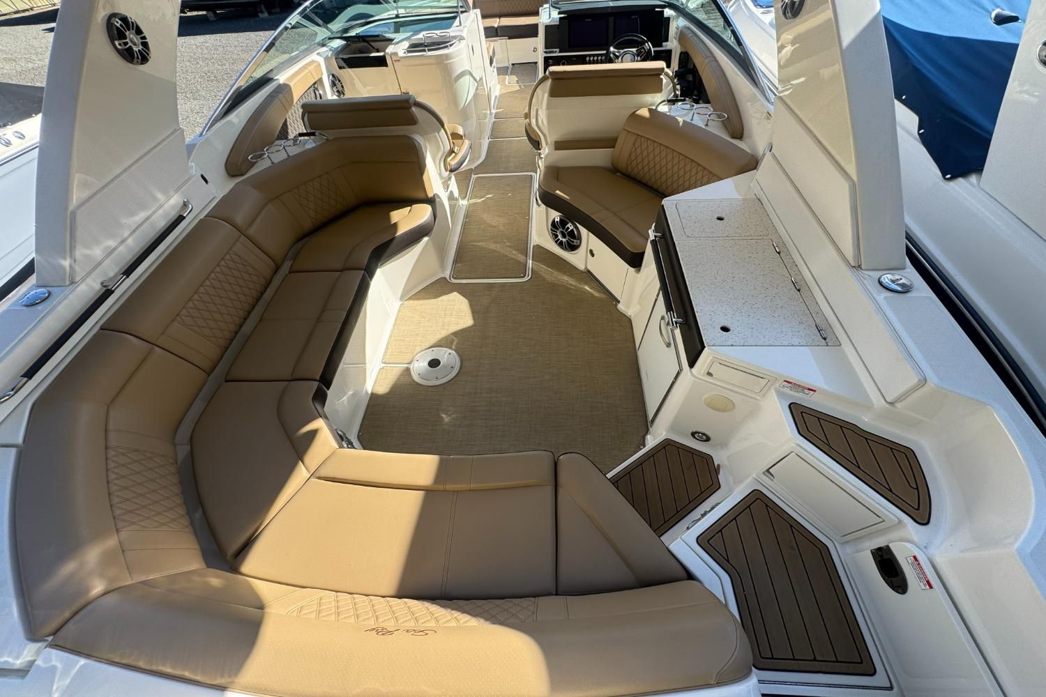 2019 Sea Ray SLX 350 Image Thumbnail #10