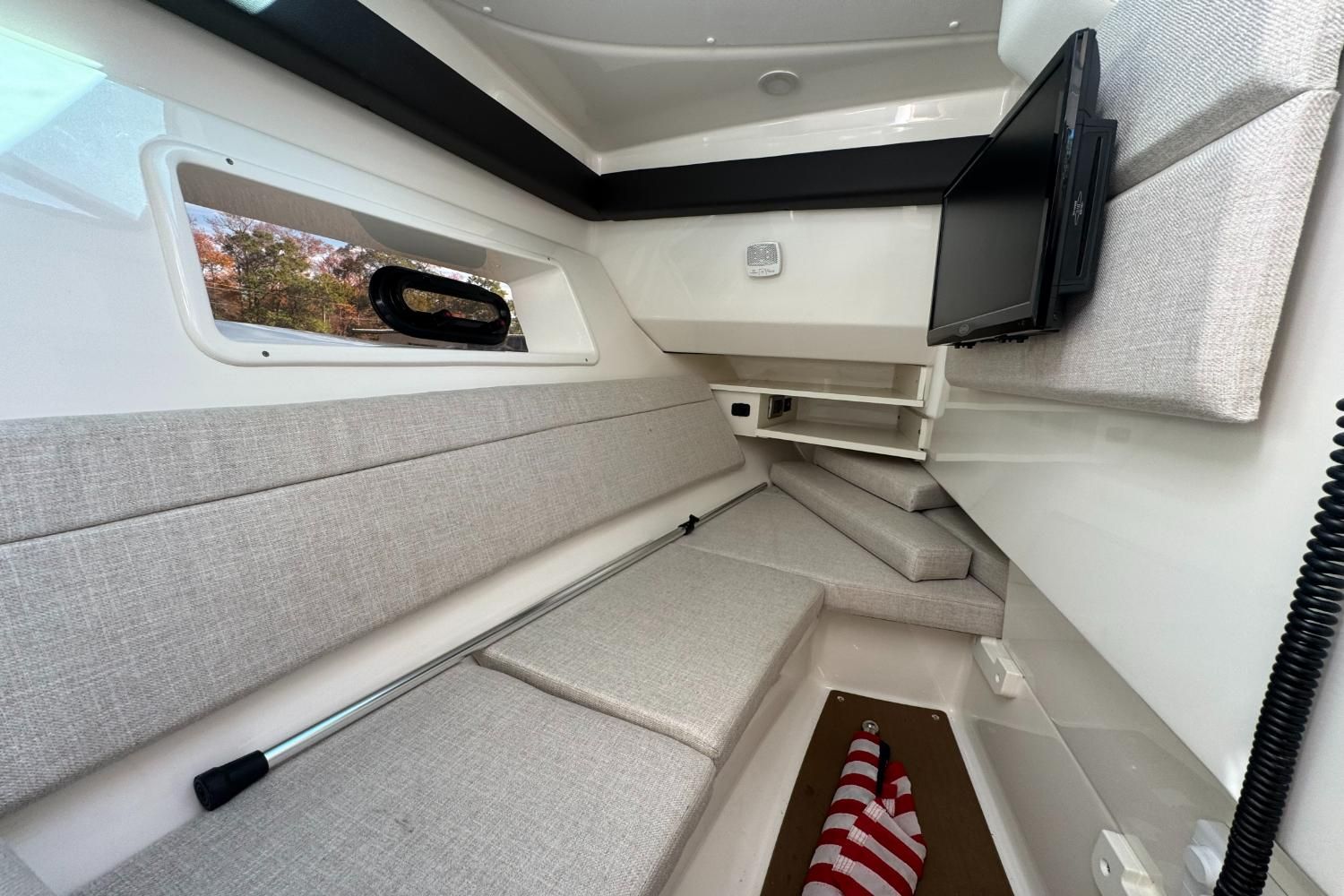 2019 Sea Ray SLX 350 Image Thumbnail #31