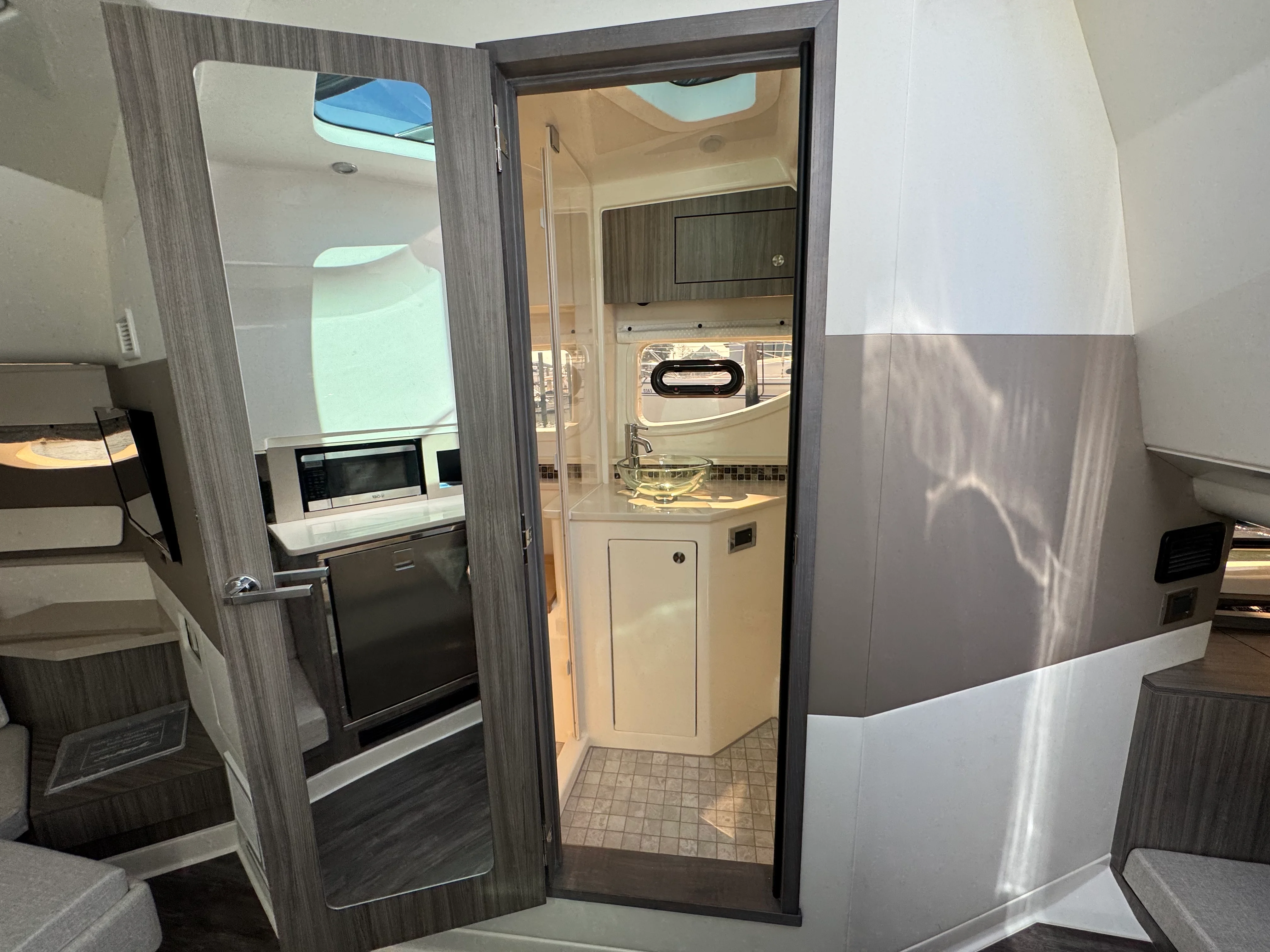 2025 Sea Ray 370 DA-OB Image Thumbnail #33