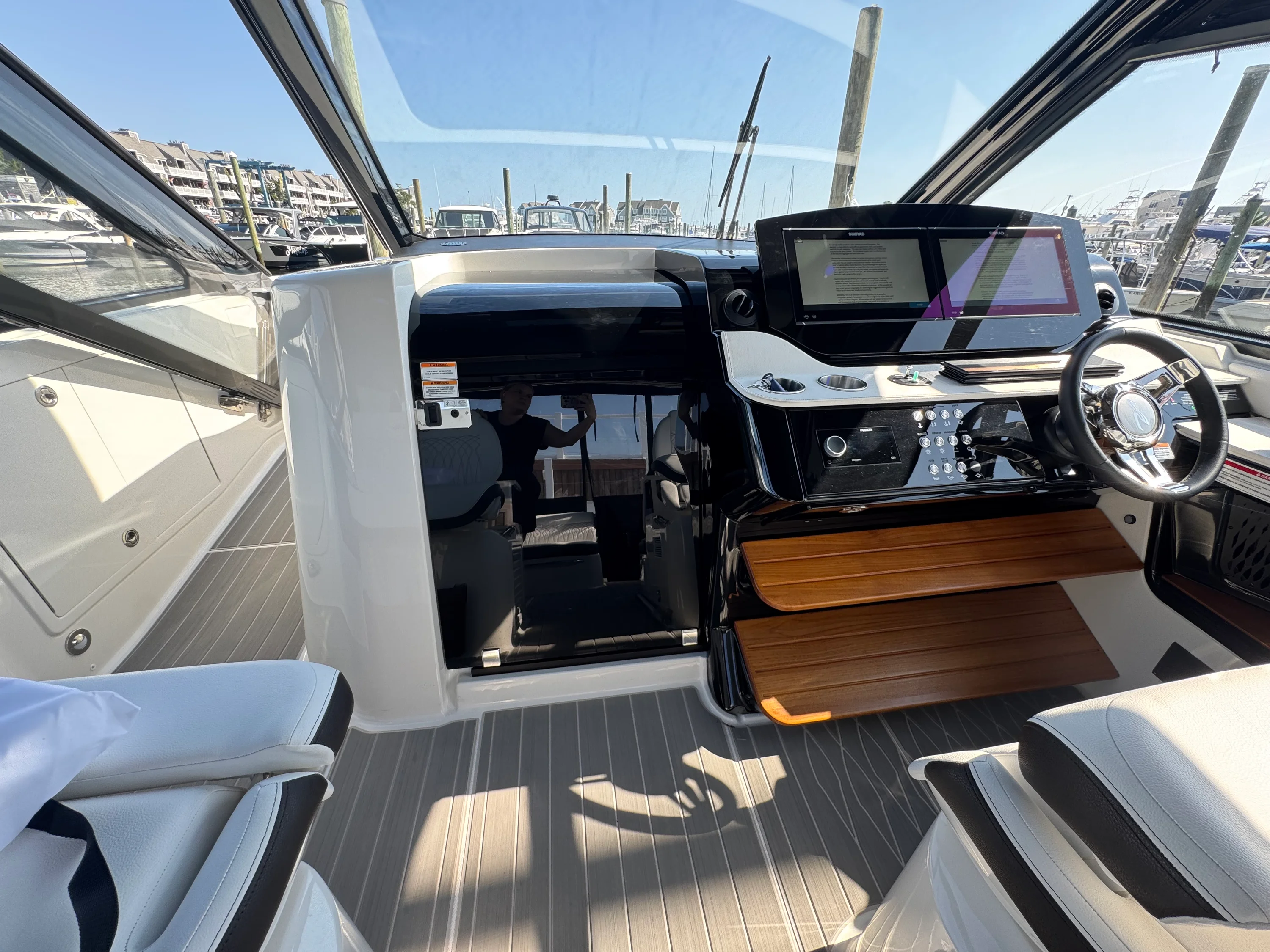 2025 Sea Ray 370 SUNDANCER OB Image Thumbnail #27