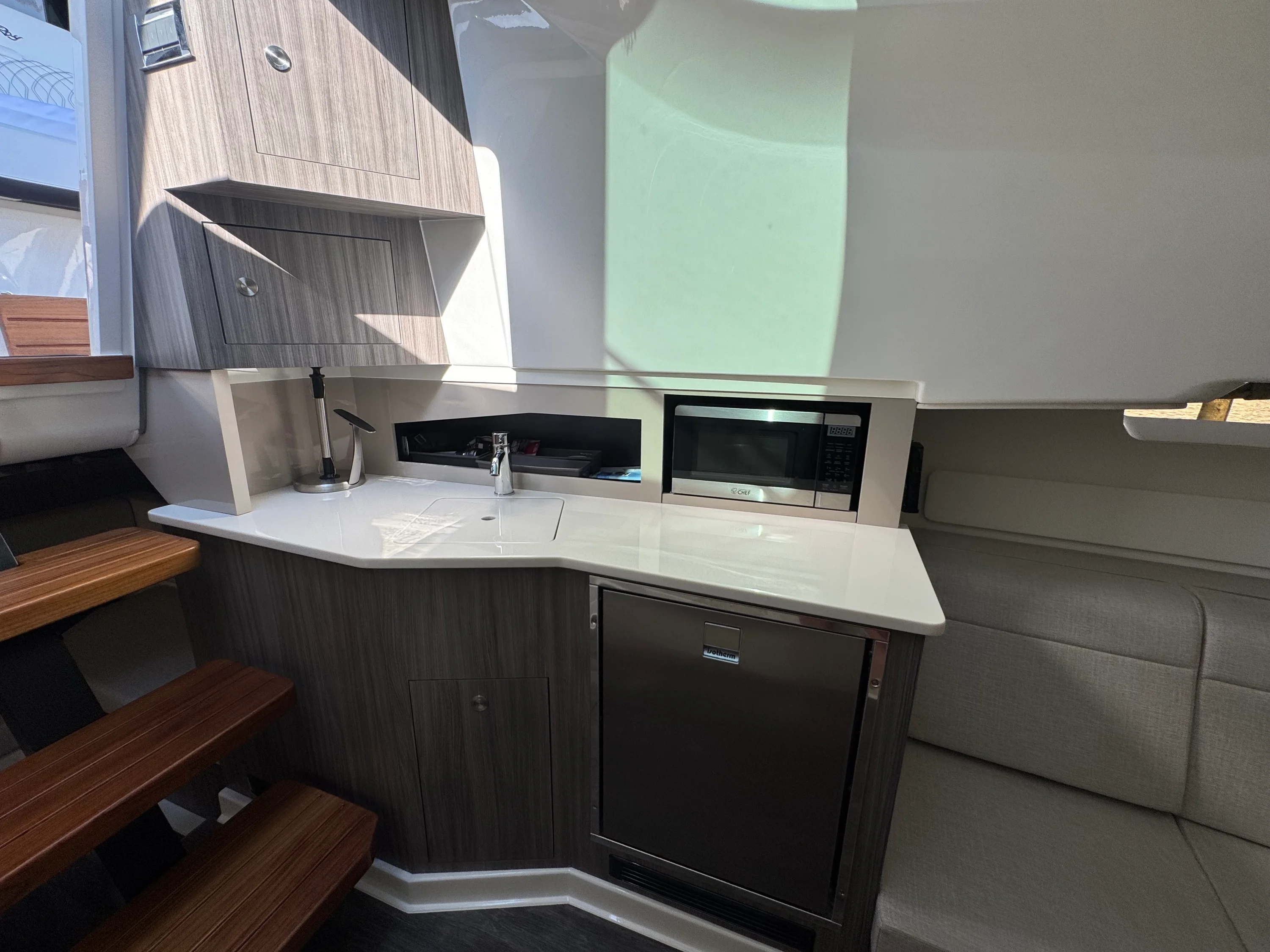 2025 Sea Ray 370 SUNDANCER OB Image Thumbnail #32