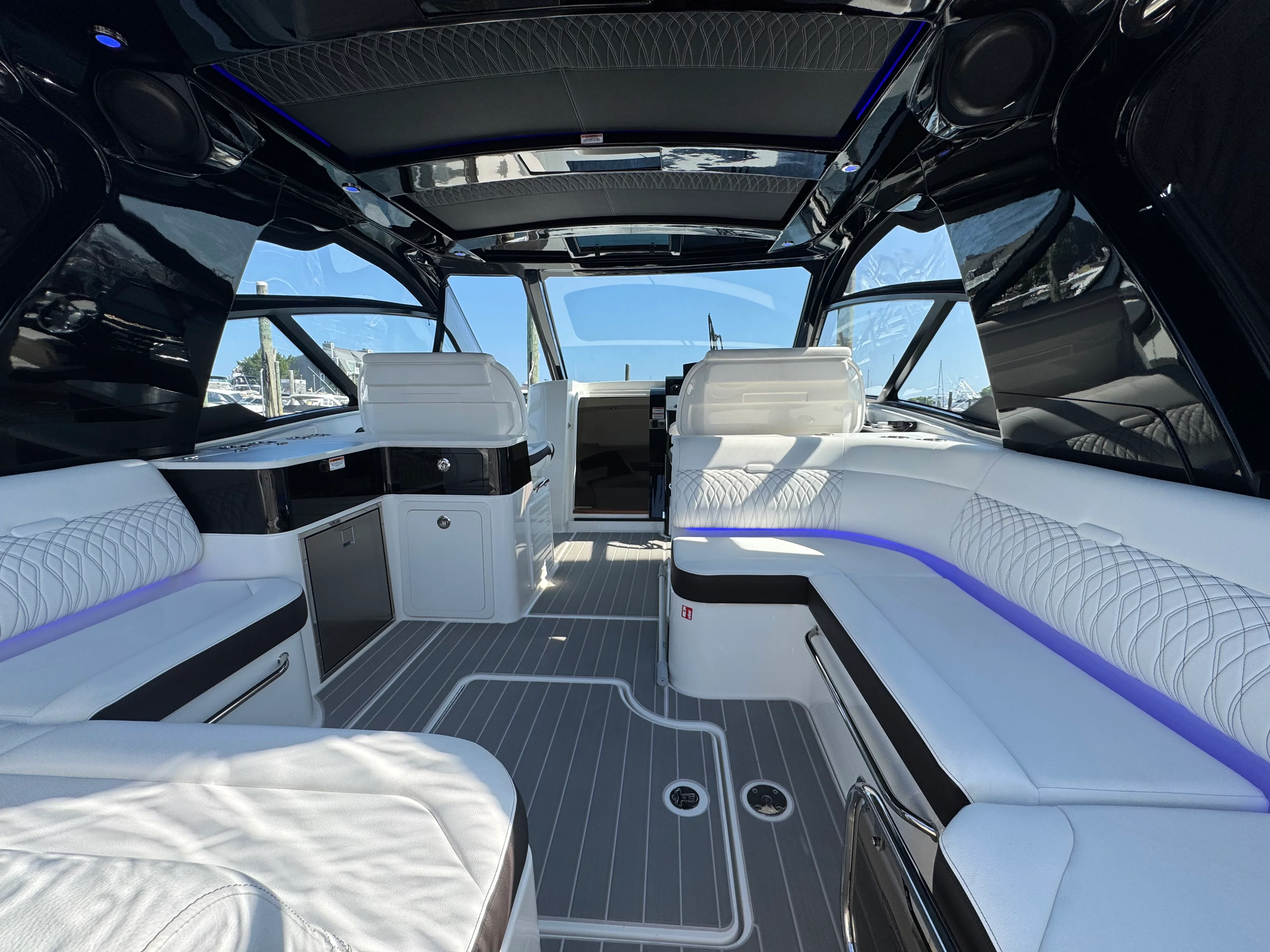 2025 Sea Ray 370 DA-OB Image Thumbnail #8