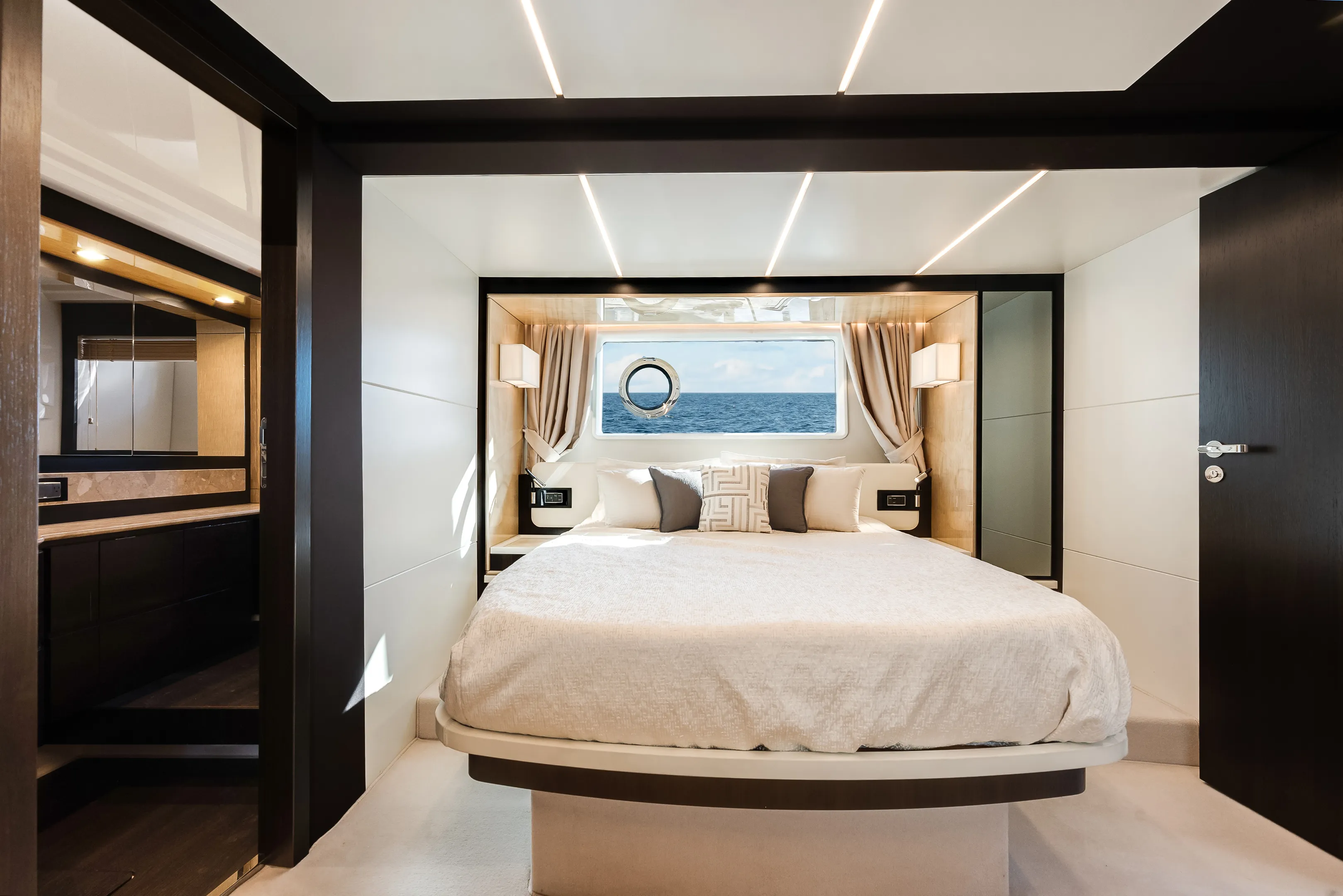 2018 Azimut 66 FLY Image Thumbnail #32