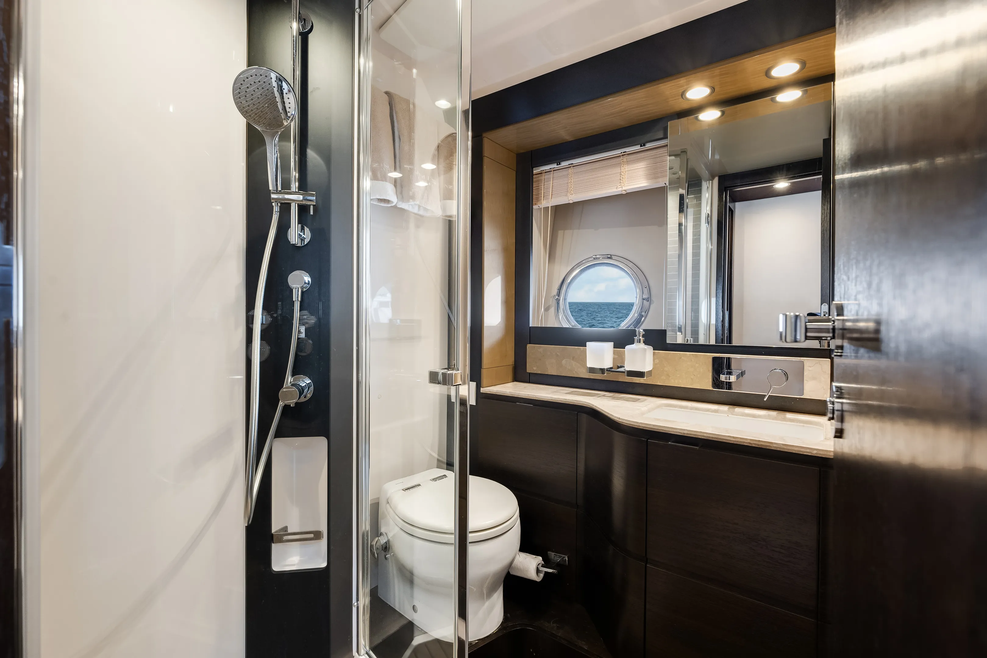 2018 Azimut 66 FLY Image Thumbnail #26