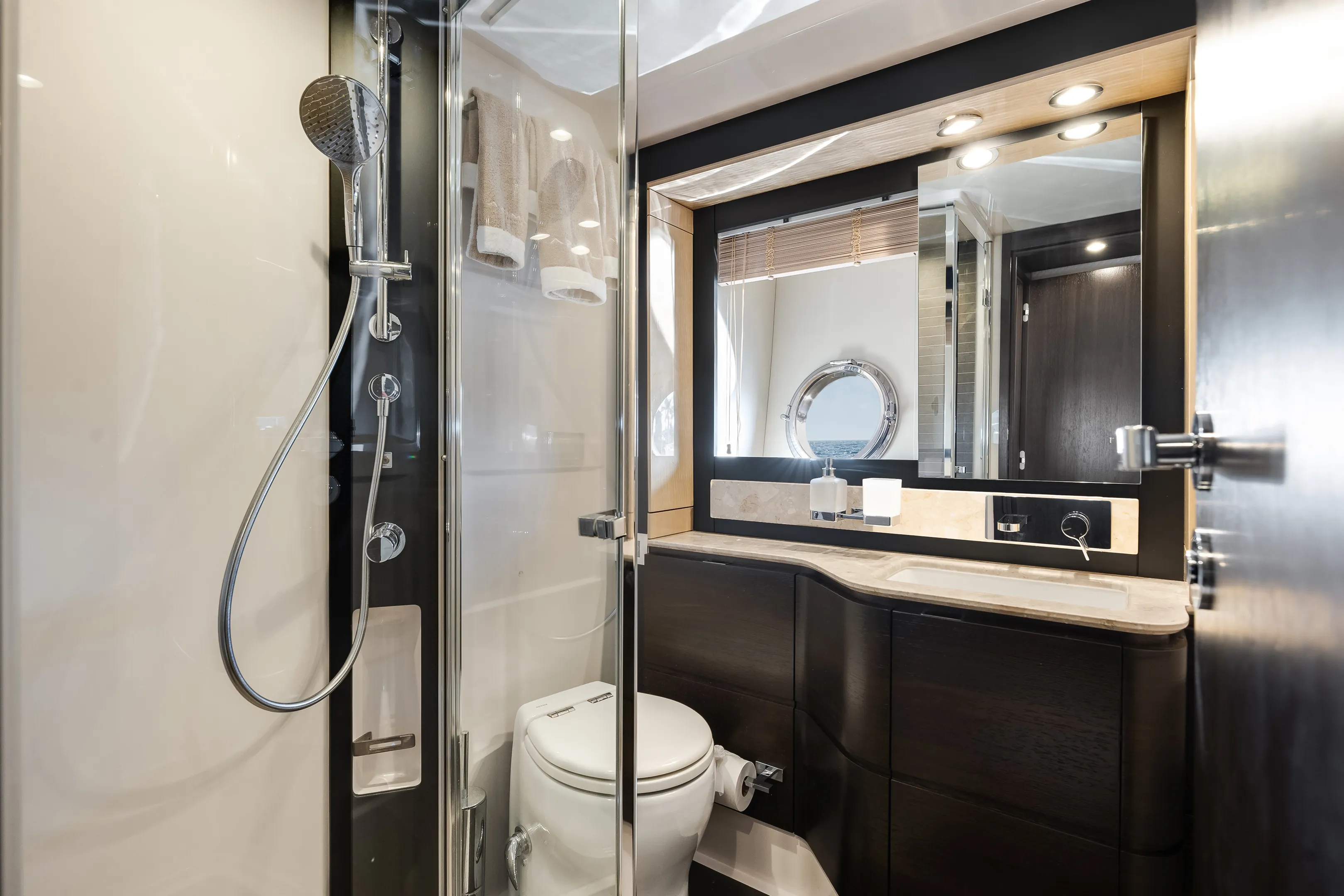 2018 Azimut 66 FLY Image Thumbnail #29