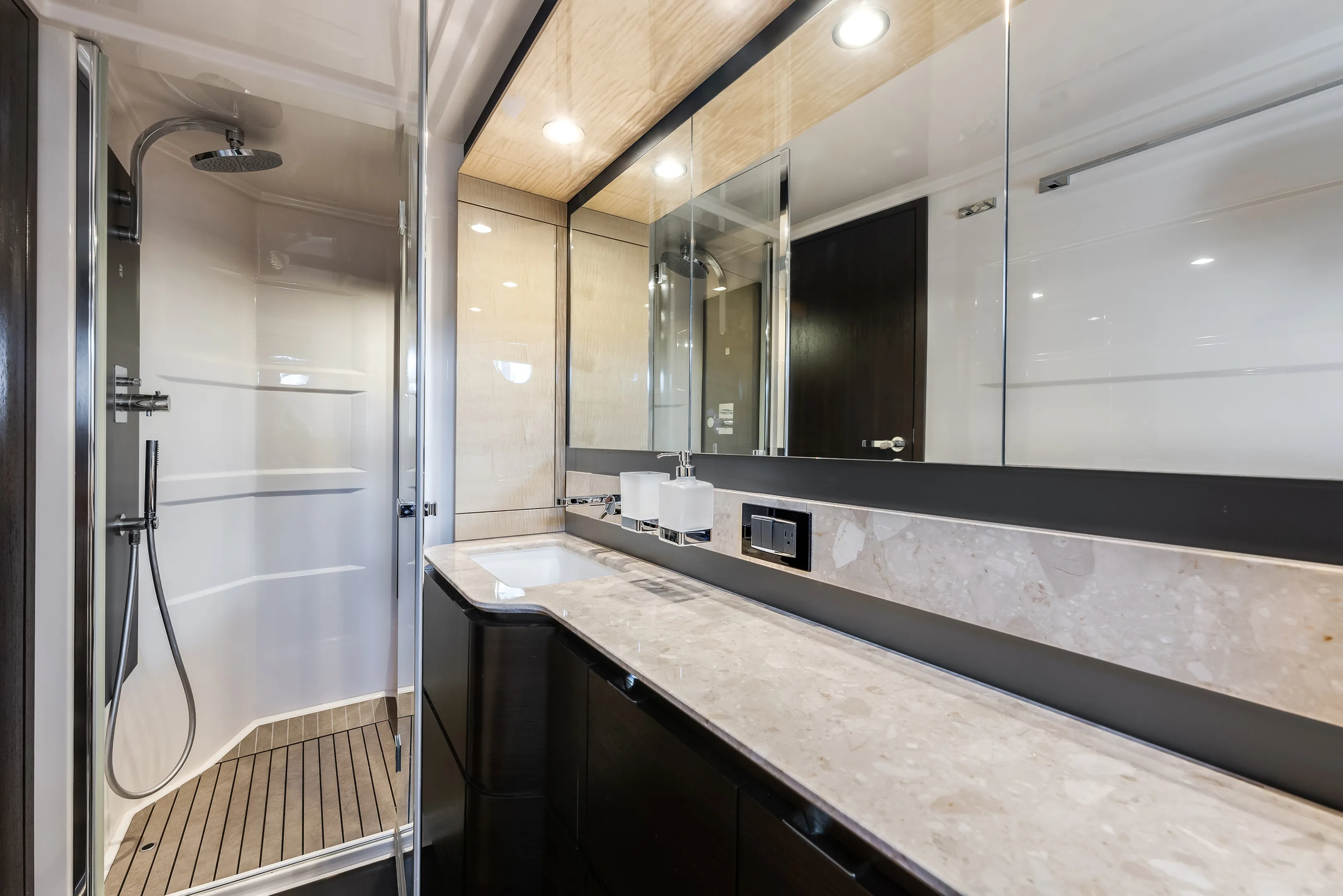 2018 Azimut 66 FLY Image Thumbnail #39