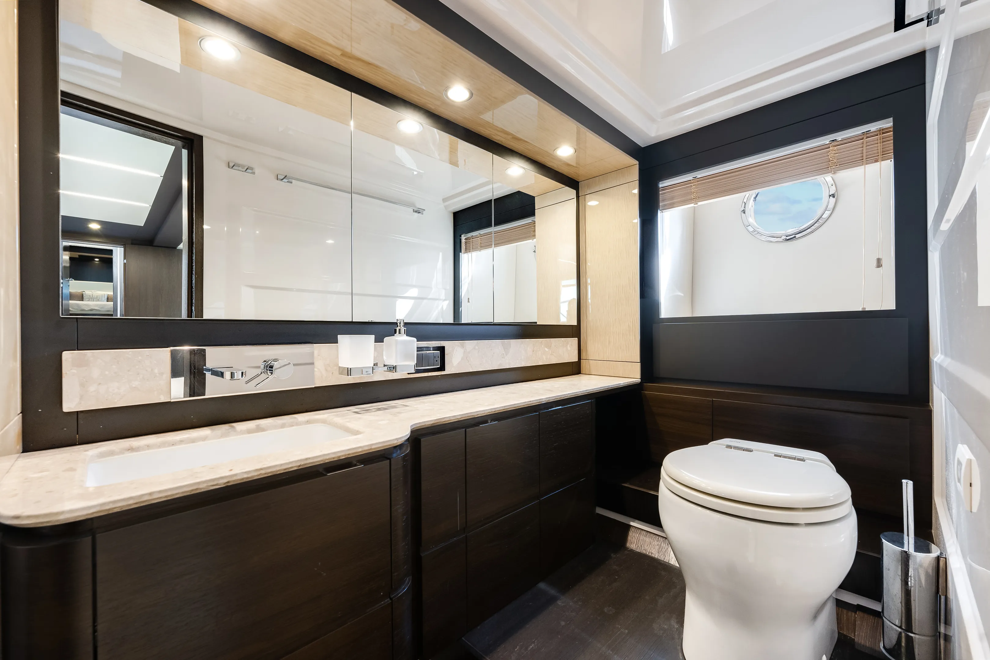 2018 Azimut 66 FLY Image Thumbnail #38