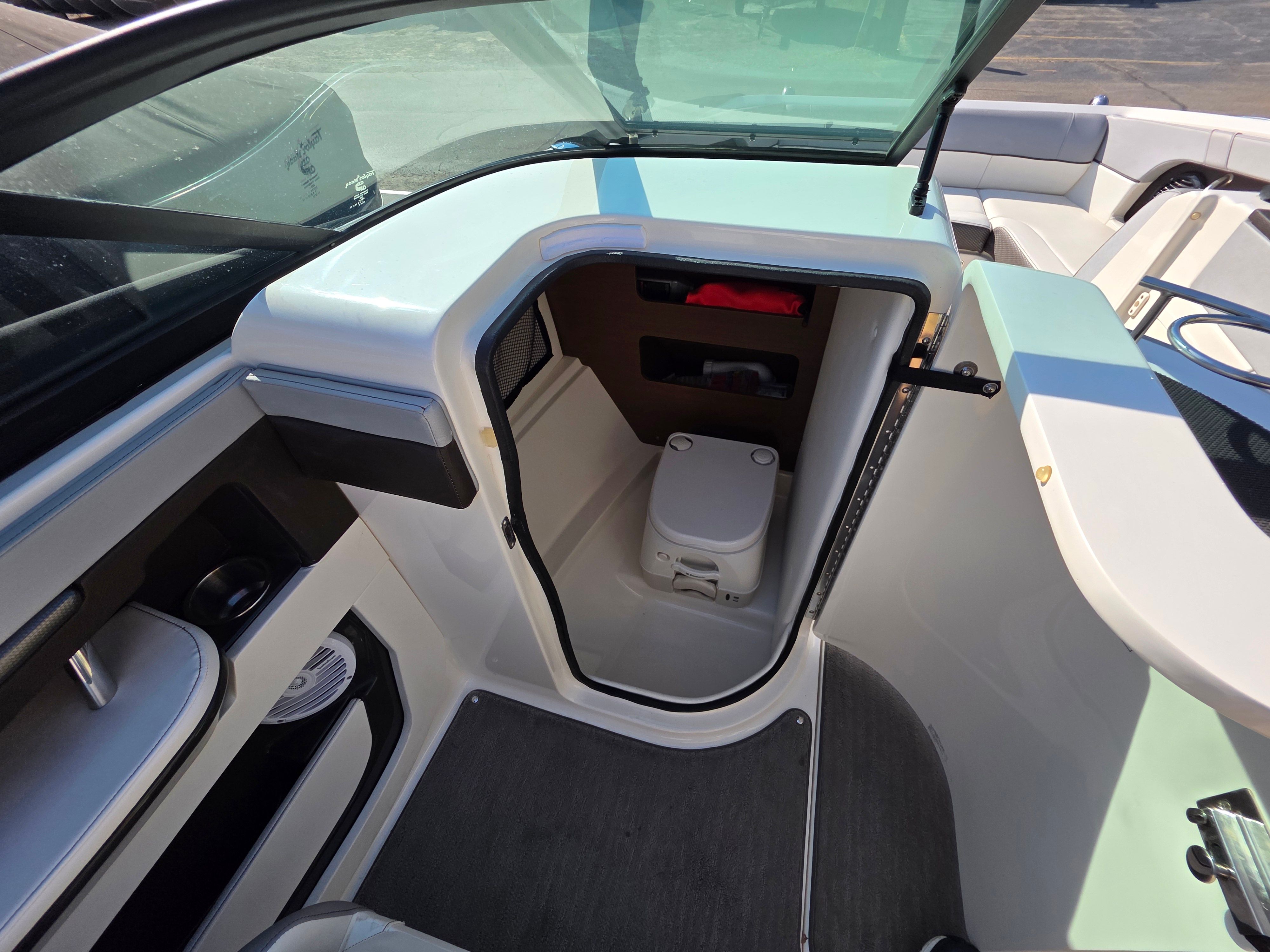 2017 Sea Ray 220 SDX Image Thumbnail #11