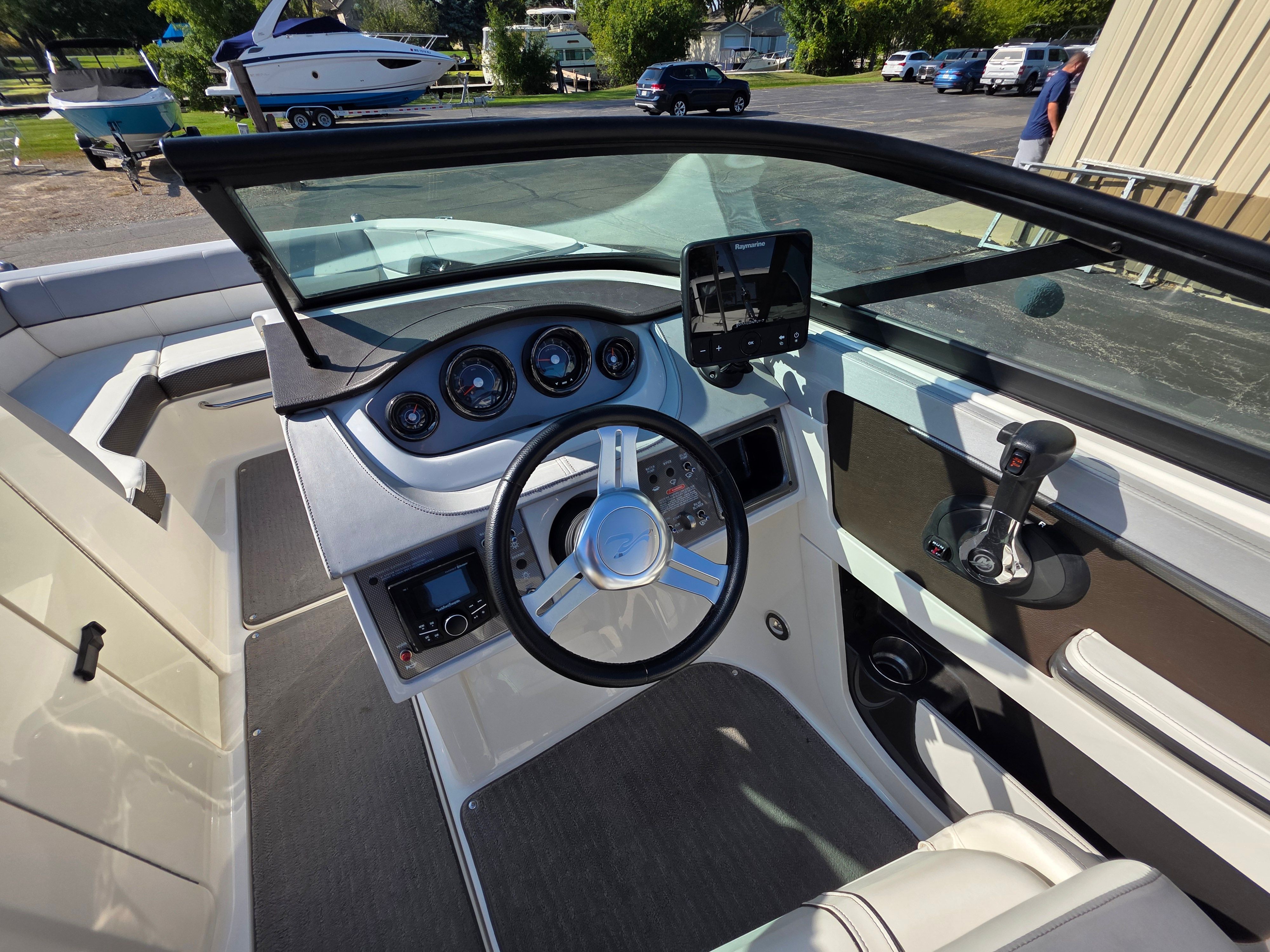 2017 Sea Ray 220 SDX Image Thumbnail #6