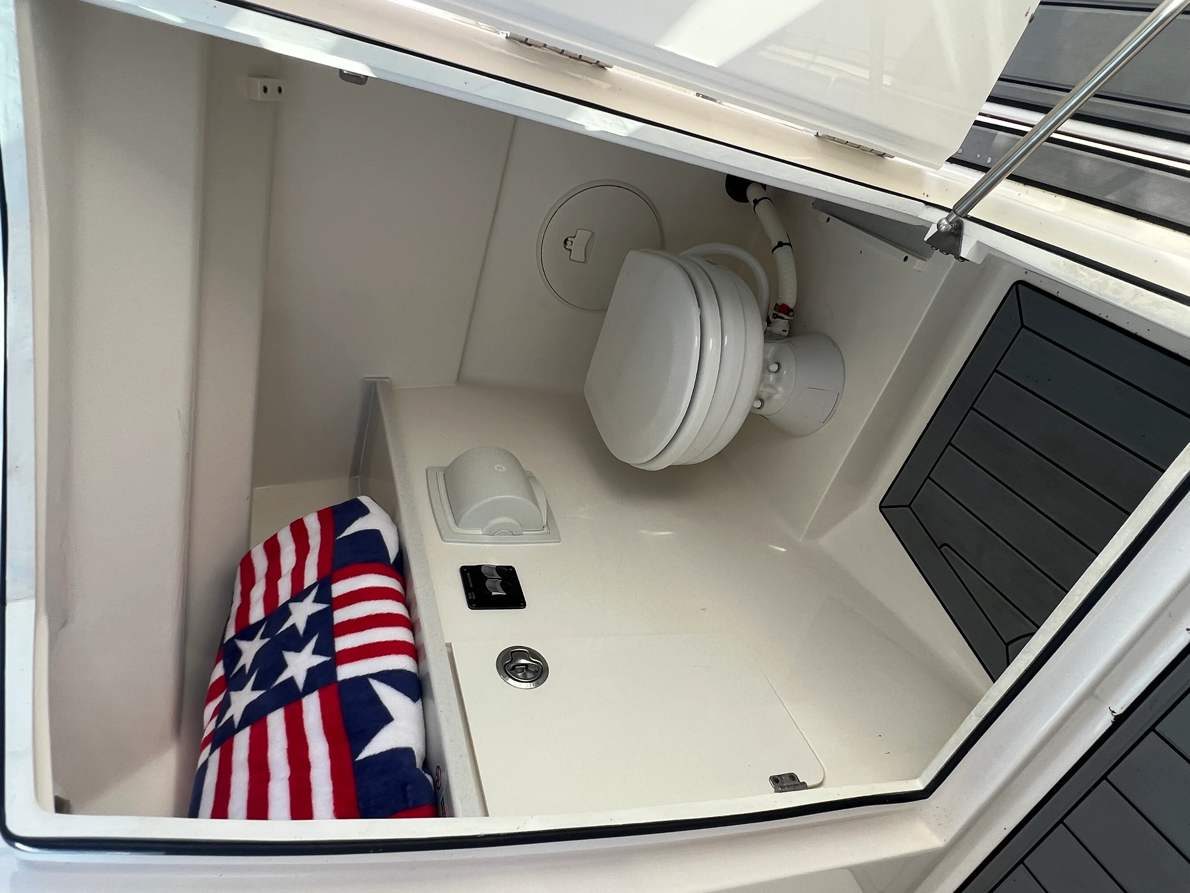 2022 Cobia 240 DUAL CONSOLE Image Thumbnail #24