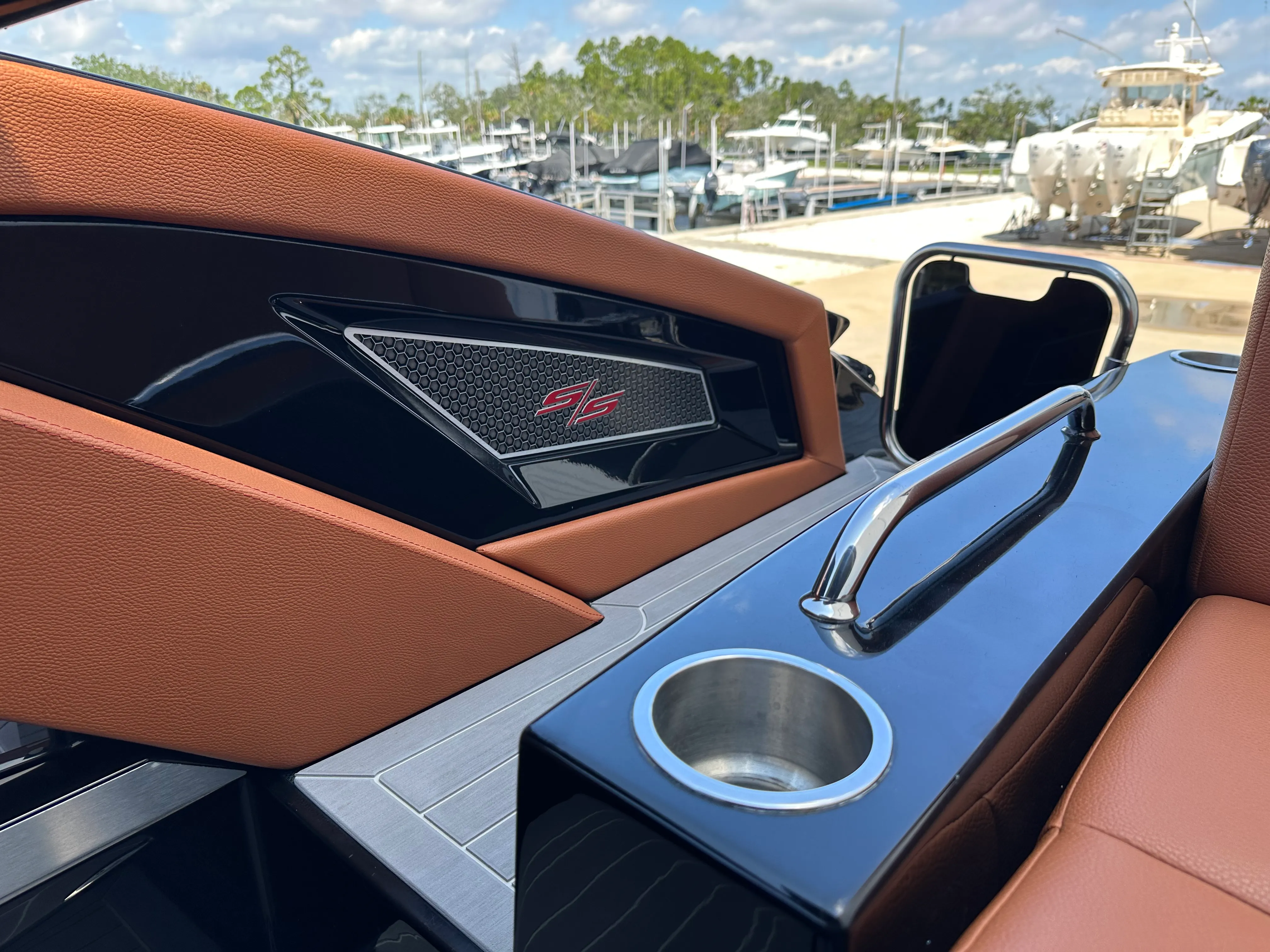 2022 Cruisers Yachts 338 SS OB Image Thumbnail #32