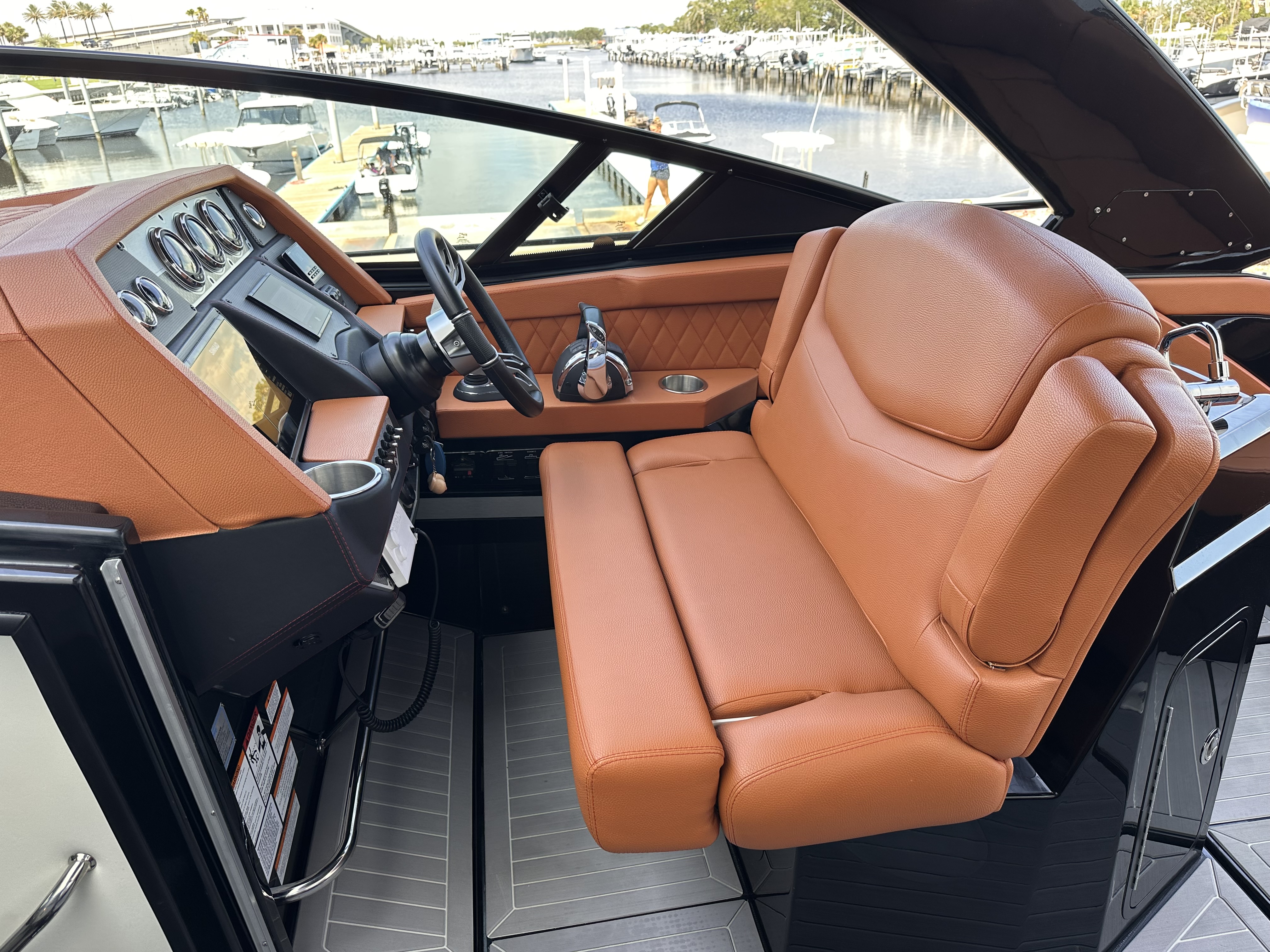 2022 Cruisers Yachts 338 SS OB Image Thumbnail #17