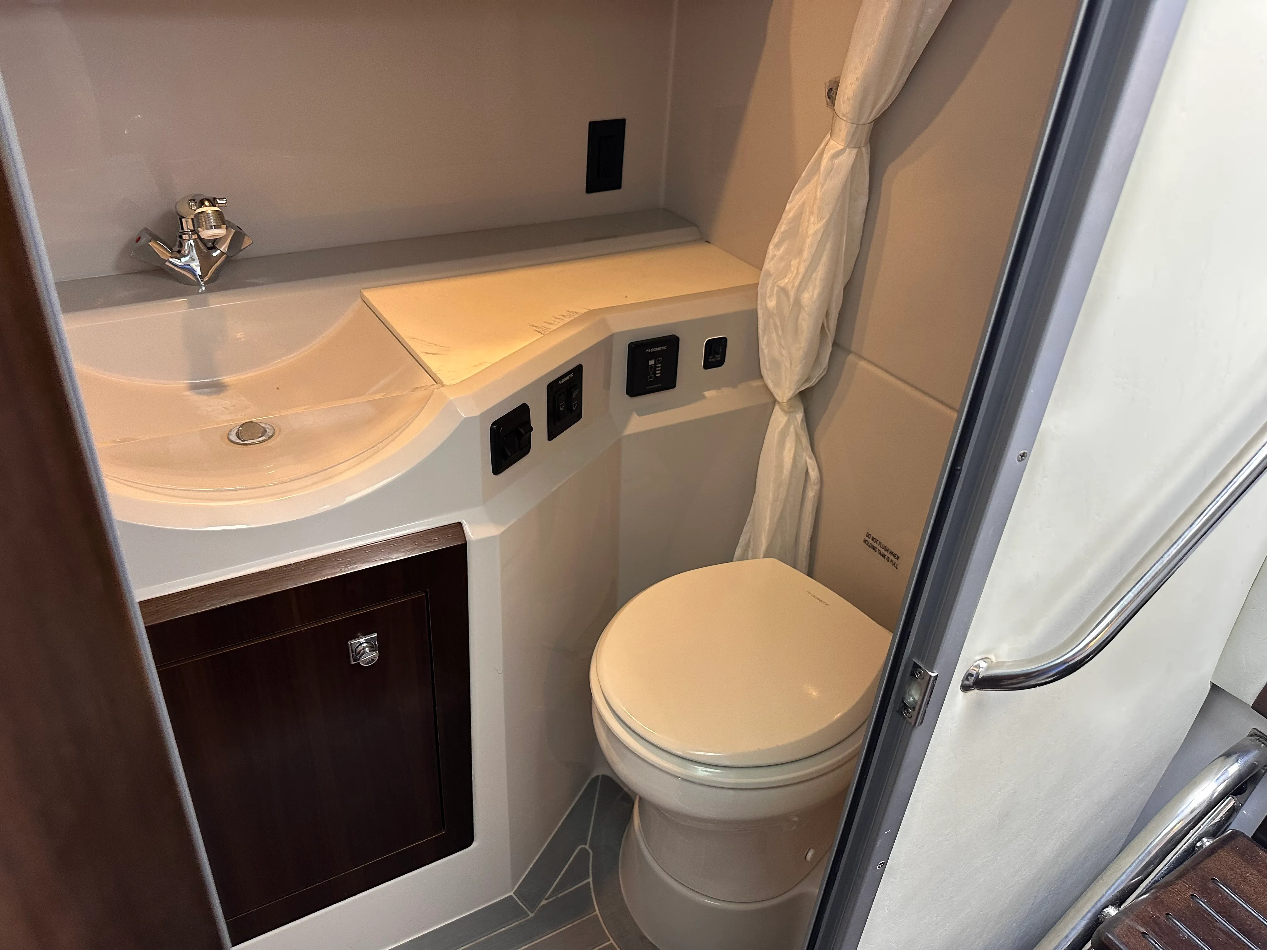 2022 Cruisers Yachts 338 SS OB Image Thumbnail #36