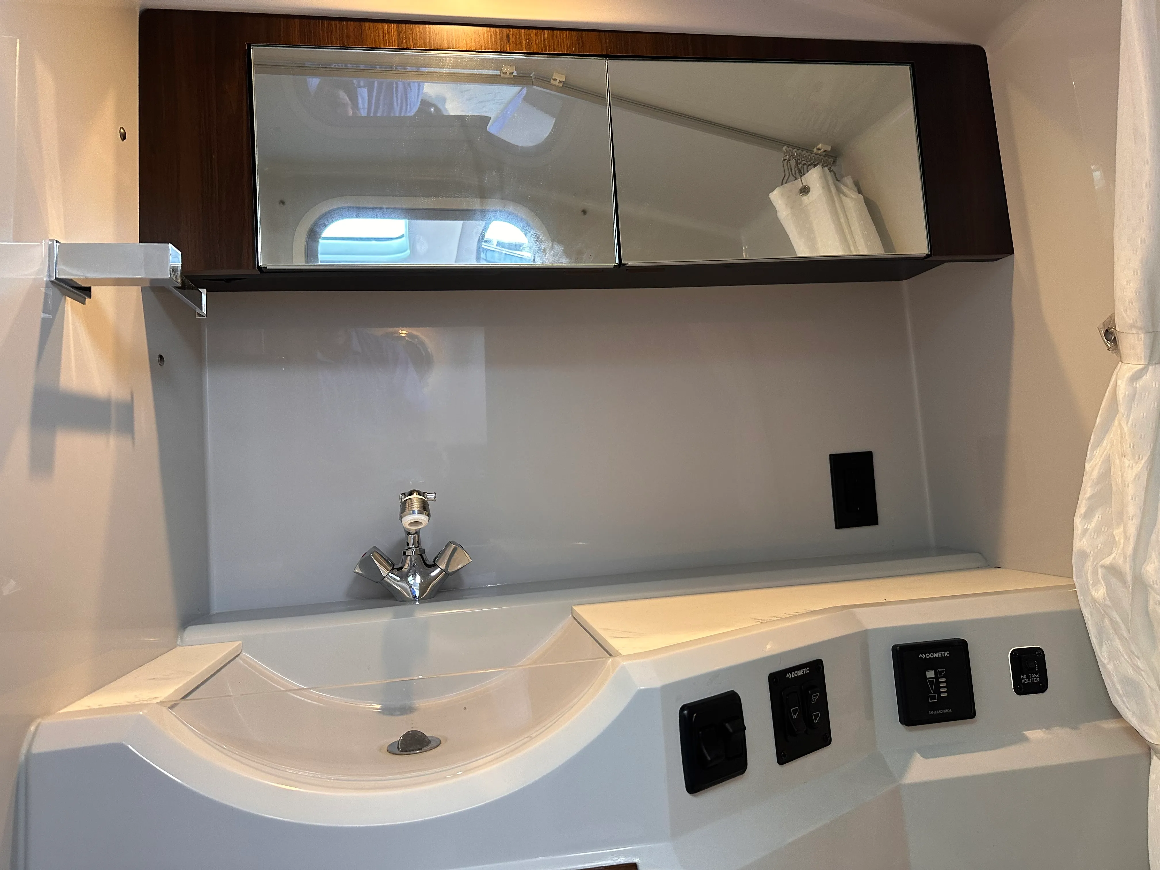 2022 Cruisers Yachts 338 SS OB Image Thumbnail #35