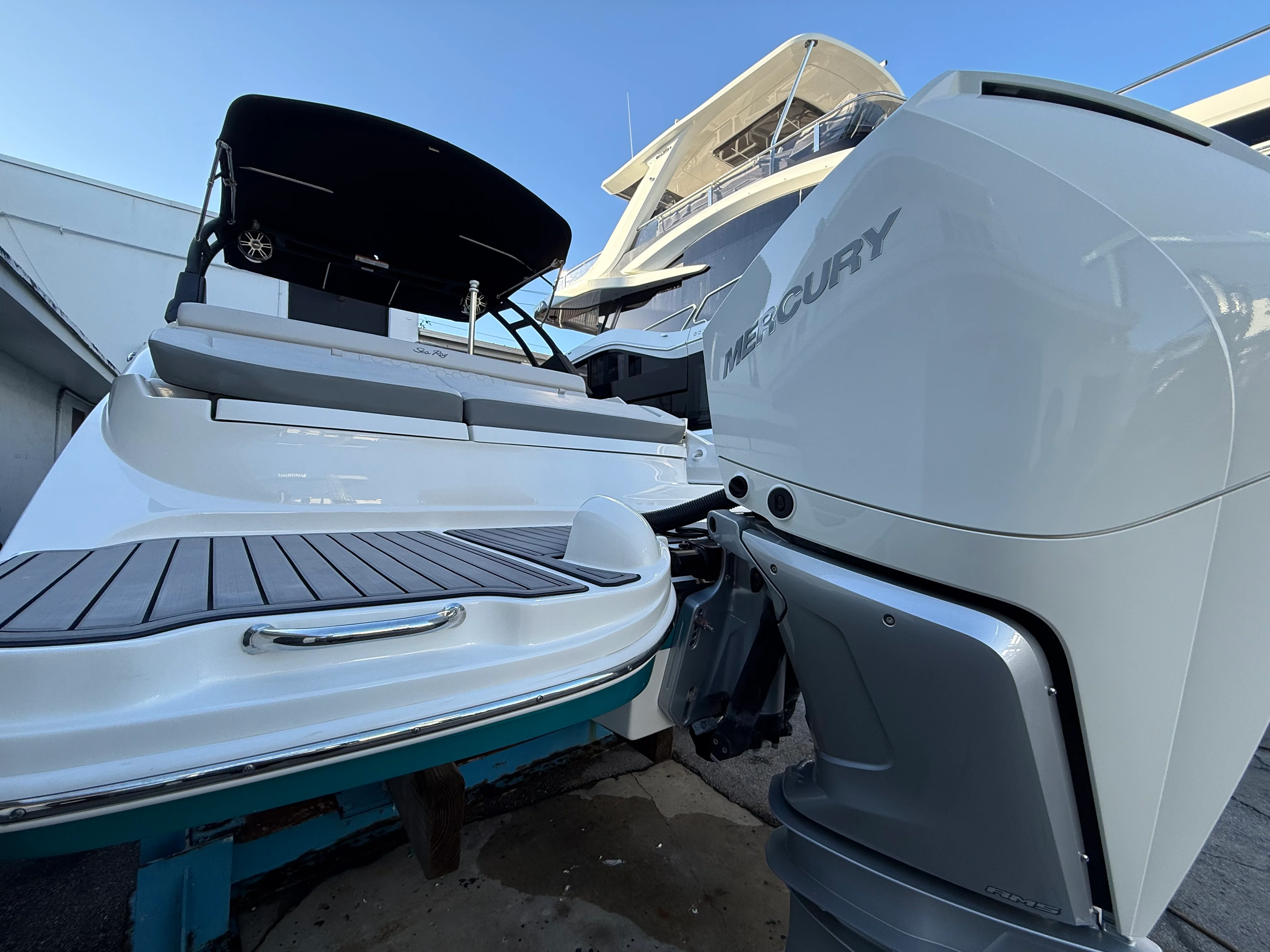 2024 Sea Ray SDX 270 Outboard Image Thumbnail #3