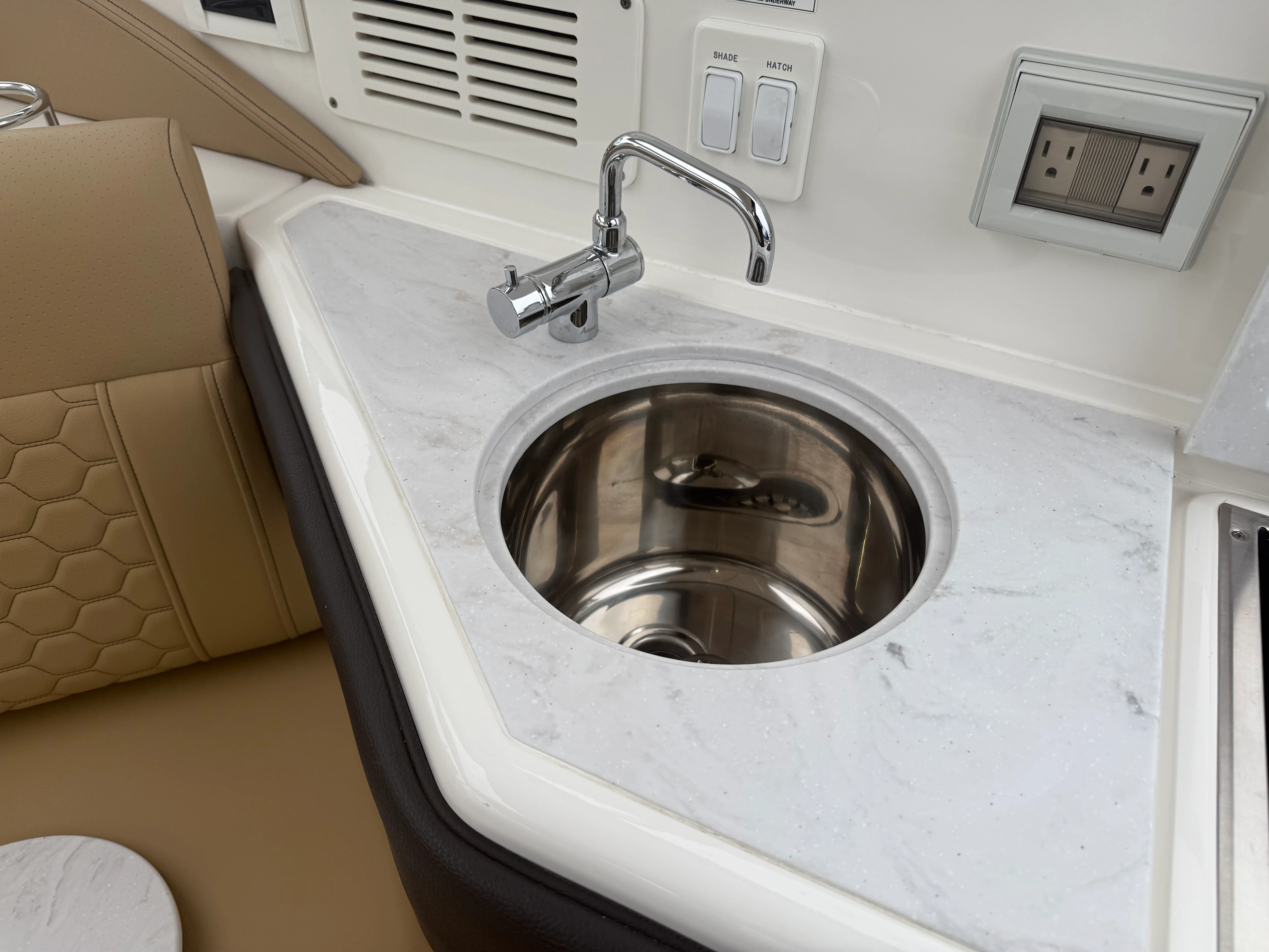 2023 Sea Ray 320 DA Image Thumbnail #10