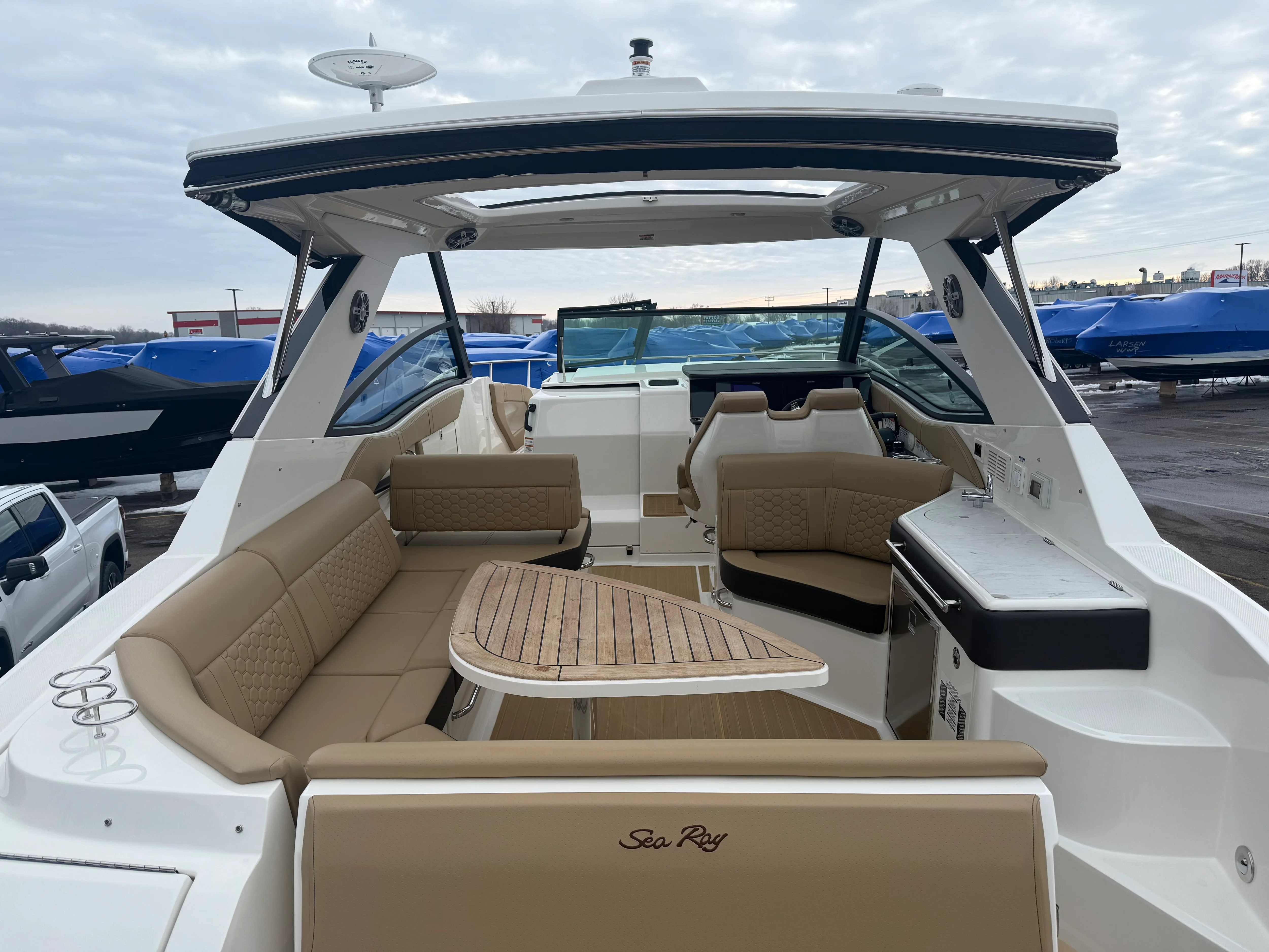 2023 Sea Ray 320 DA Image Thumbnail #7