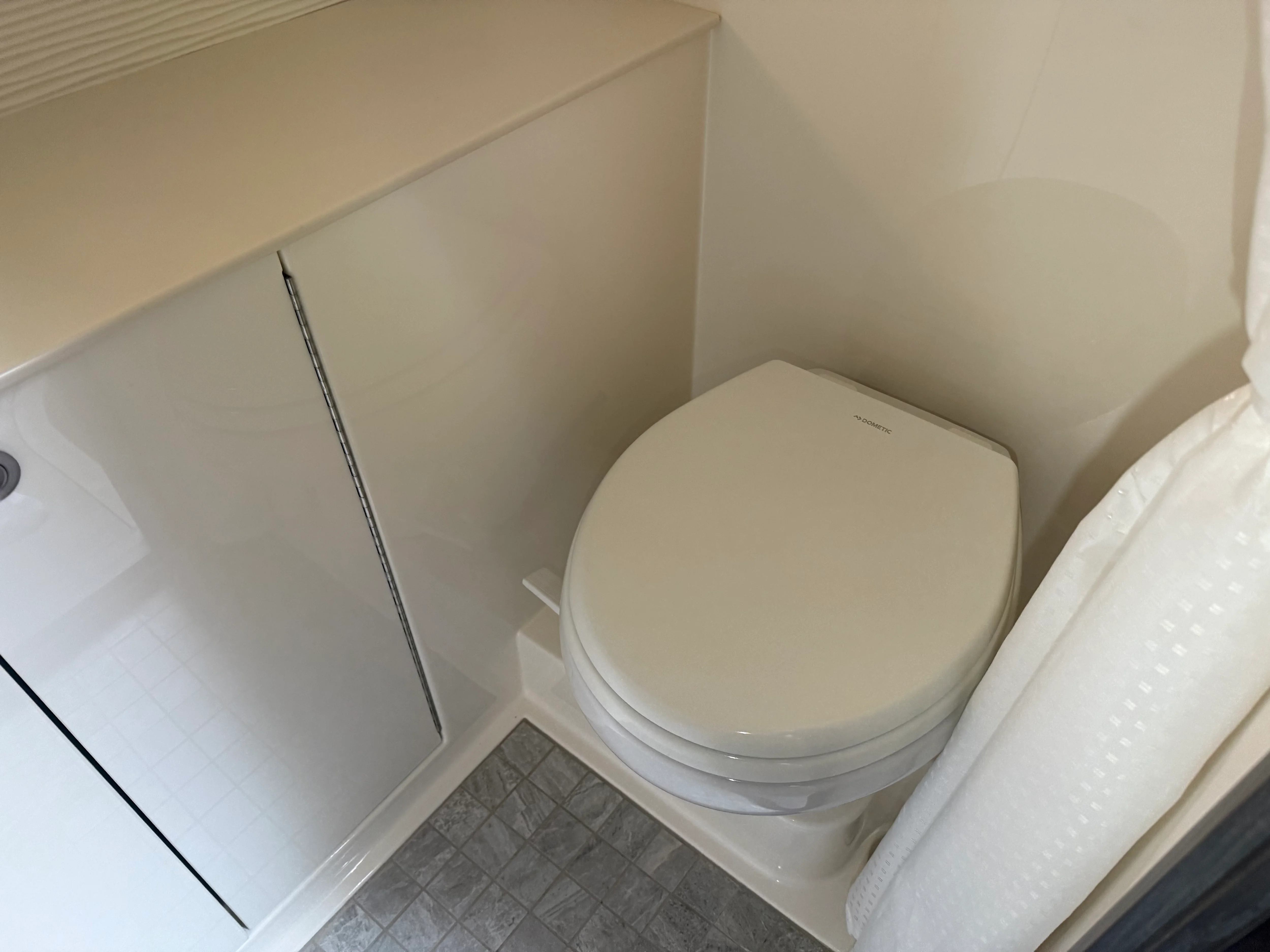 2023 Sea Ray 320 DA Image Thumbnail #36