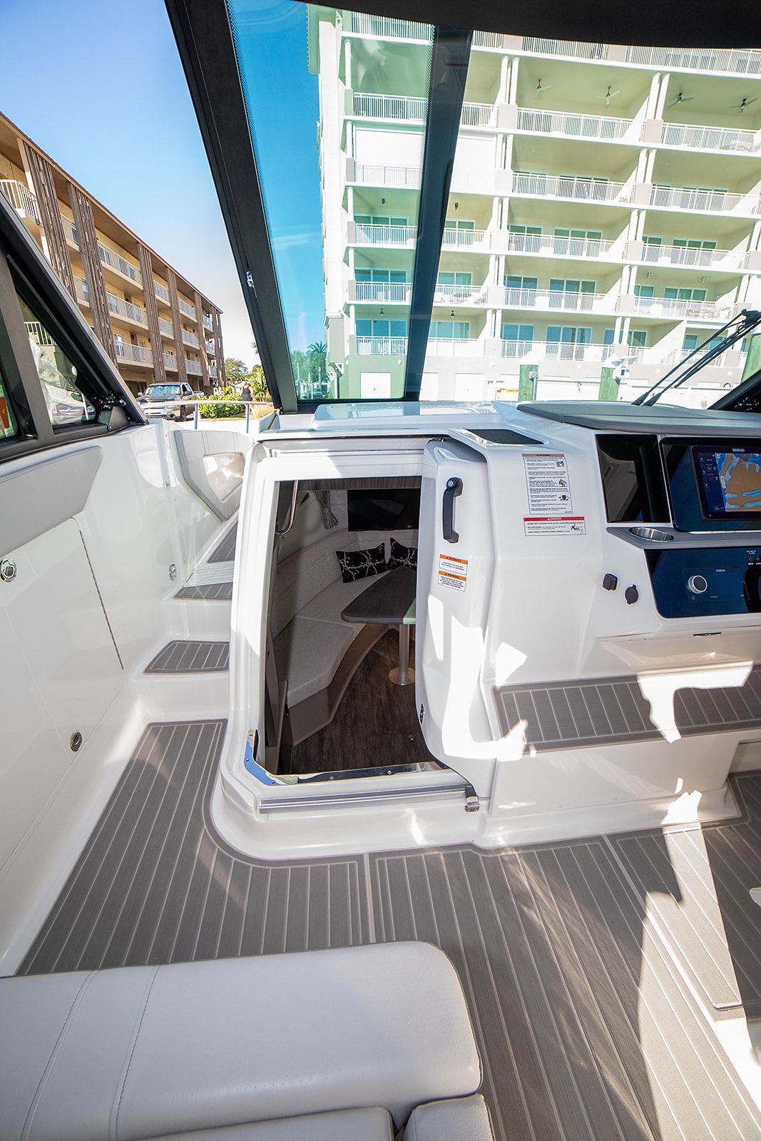 2025 Sea Ray 320 DA-OB Image Thumbnail #48