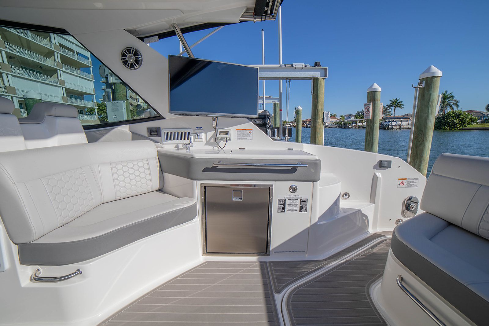 2025 Sea Ray 320 DA-OB Image Thumbnail #21