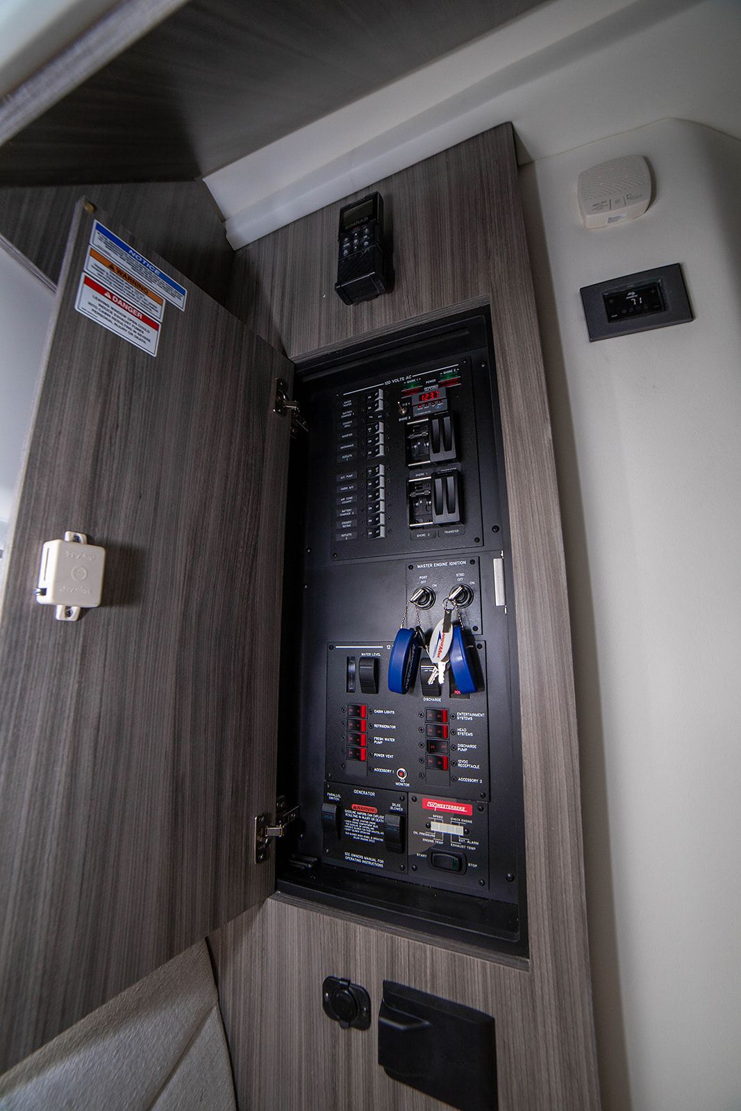 2025 Sea Ray 320 DA-OB Image Thumbnail #54