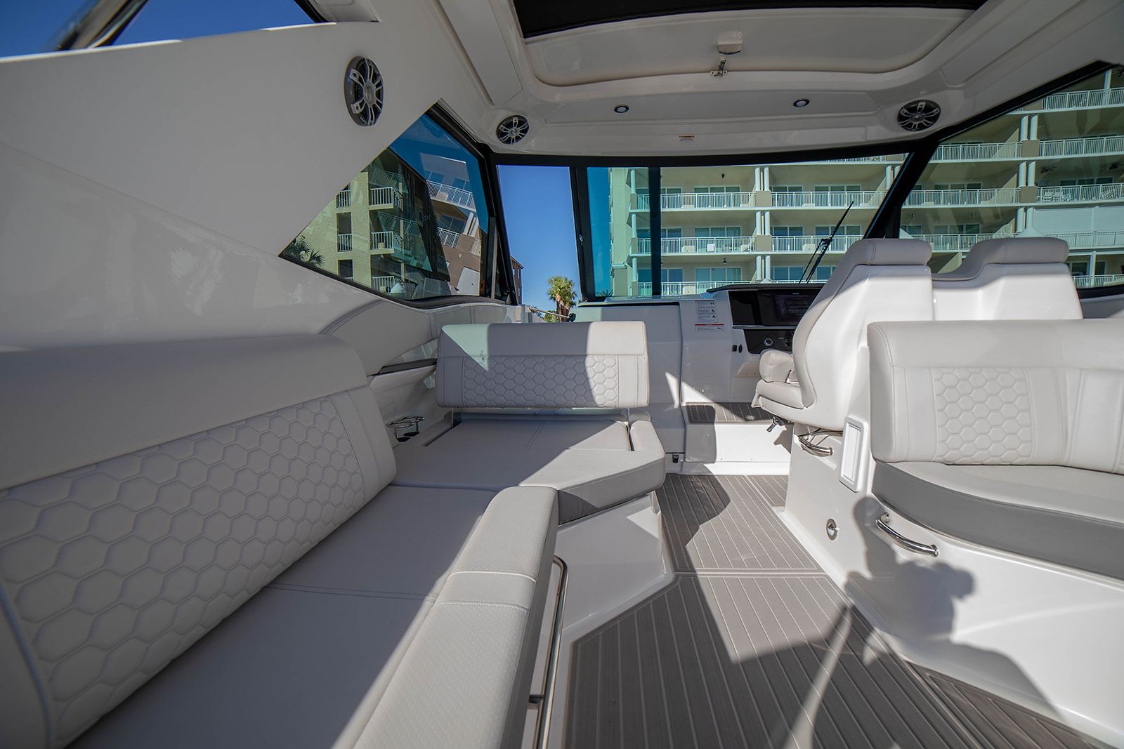 2025 Sea Ray 320 DA-OB Image Thumbnail #27