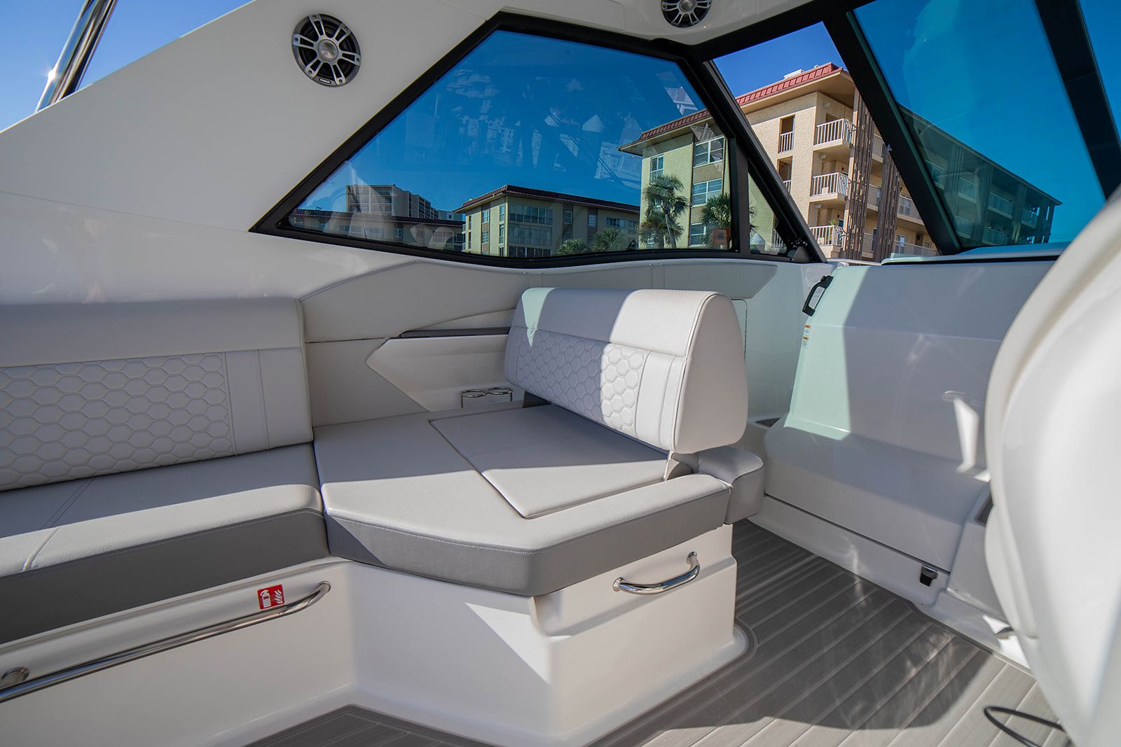 2025 Sea Ray 320 DA-OB Image Thumbnail #29