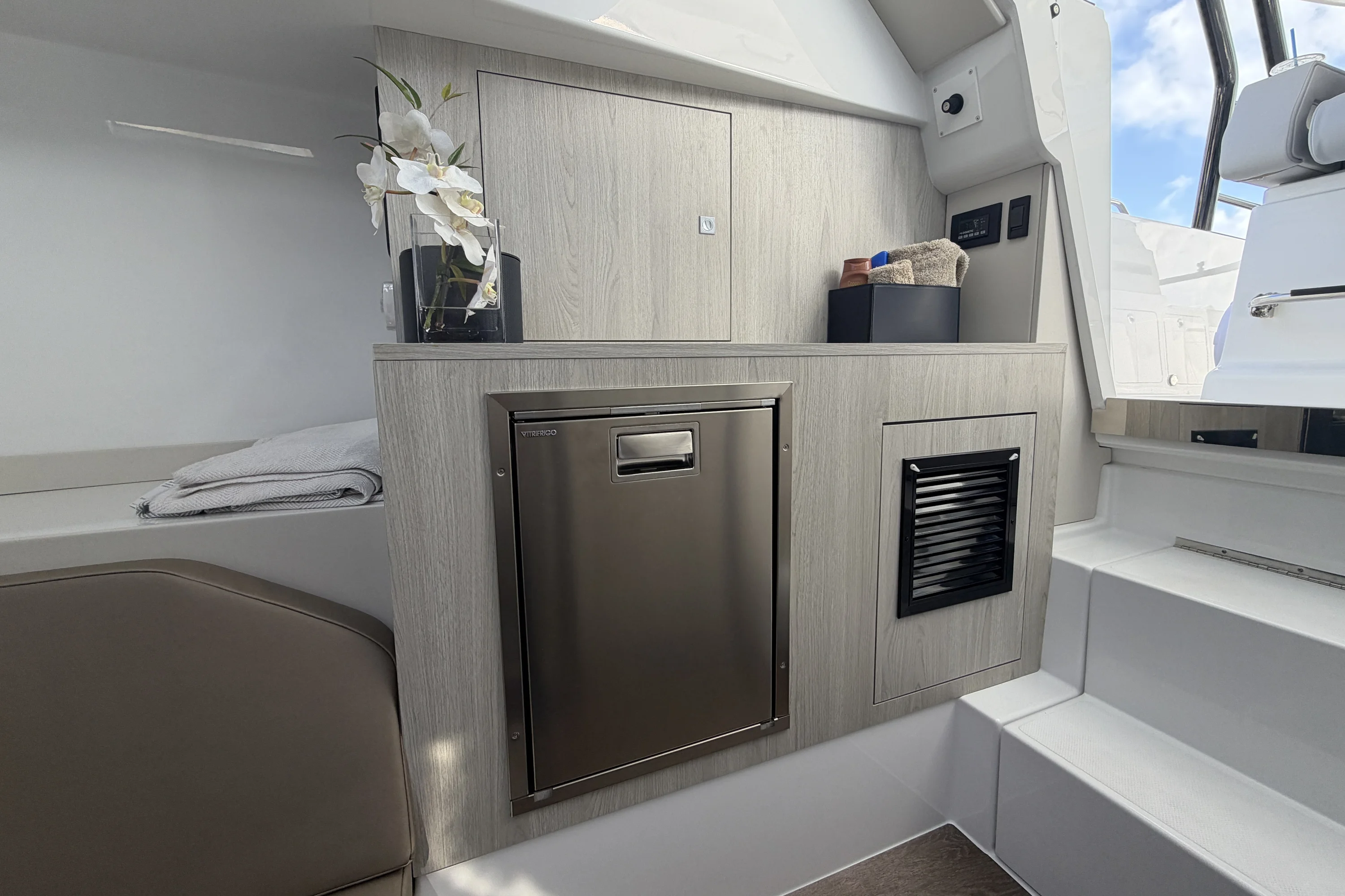 2026 Cruisers Yachts 38 VTR Image Thumbnail #45