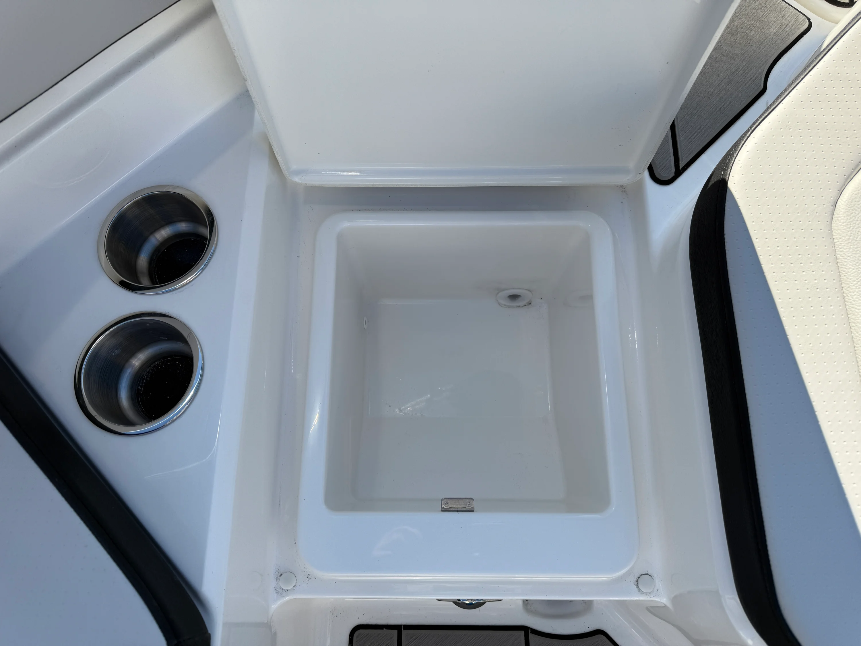 2026 Sea Ray SPX 210 Outboard Image Thumbnail #17