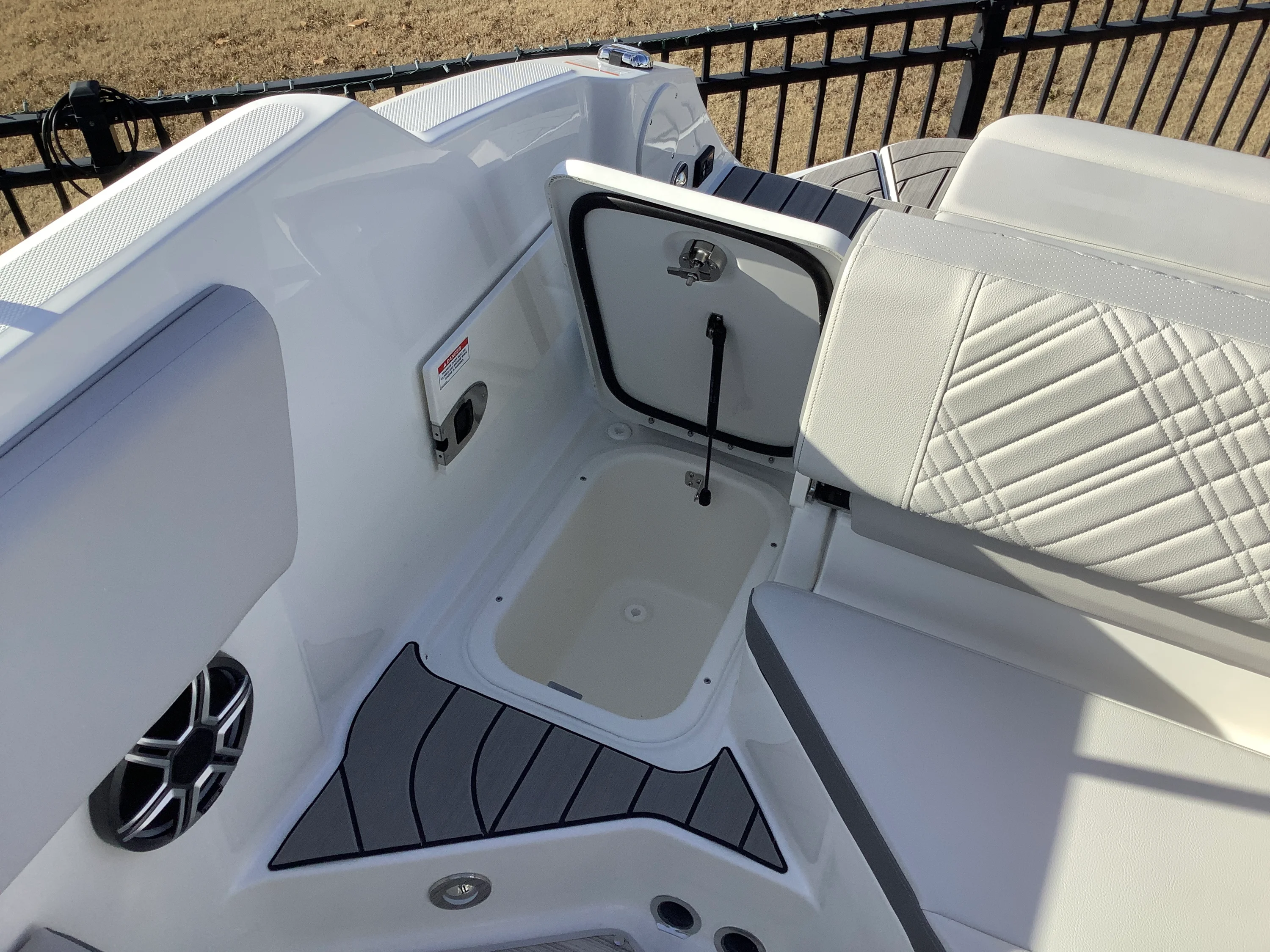 2026 Sea Ray SDX 230 Image Thumbnail #9