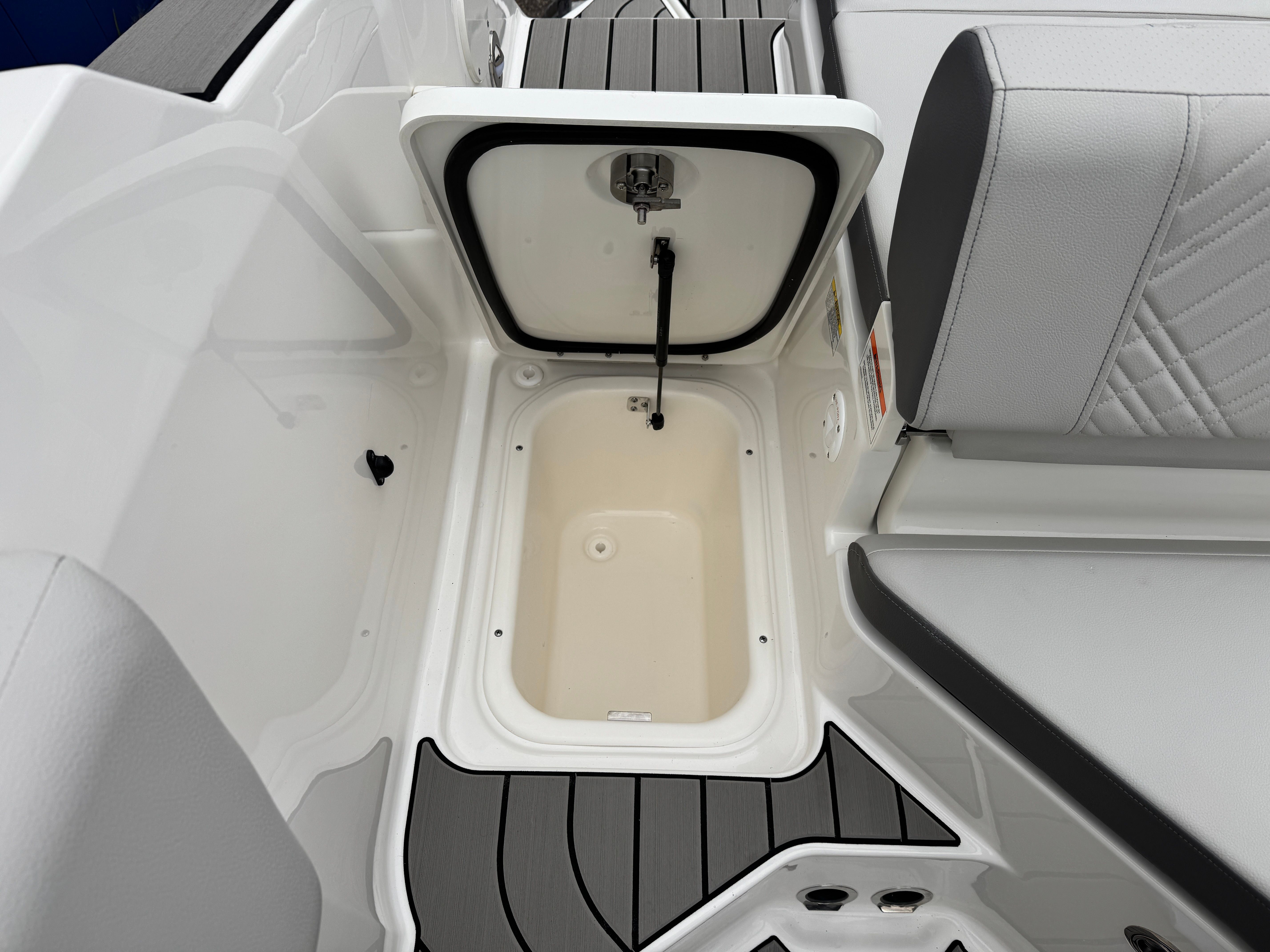 2026 Sea Ray SDX 230 Image Thumbnail #15