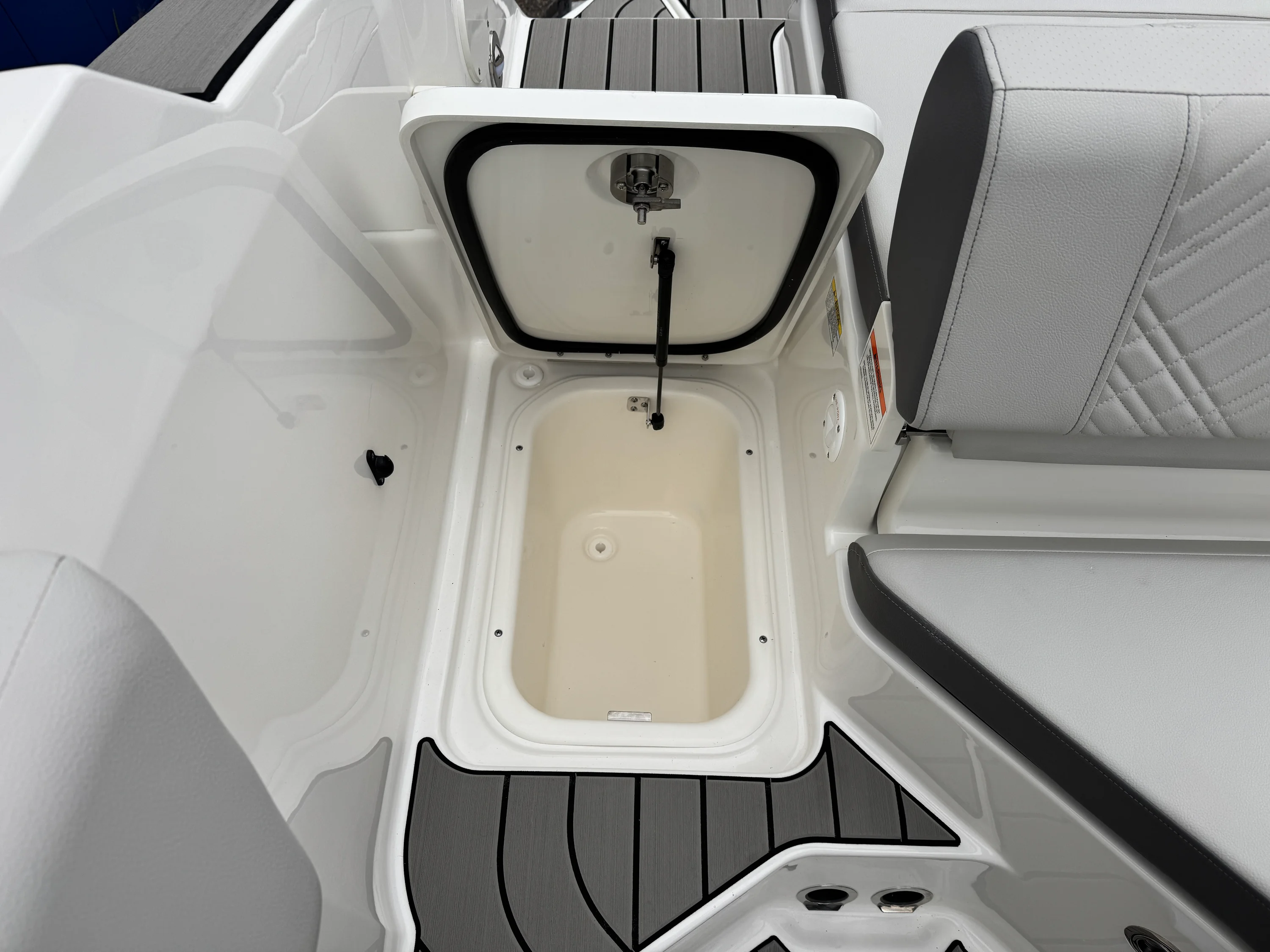 2026 Sea Ray SDX 230 Image Thumbnail #15