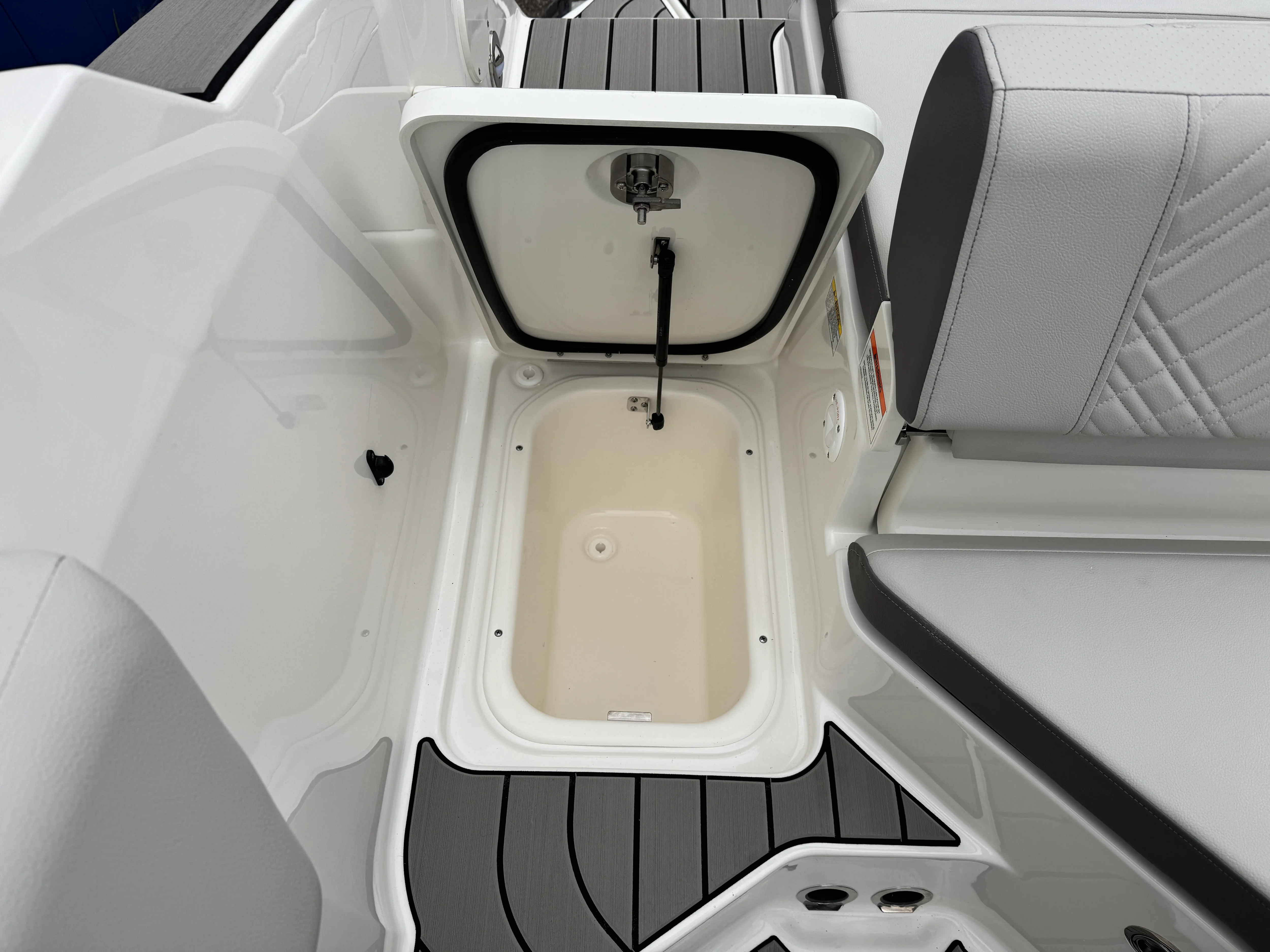 2026 Sea Ray SDX 230 Image Thumbnail #15