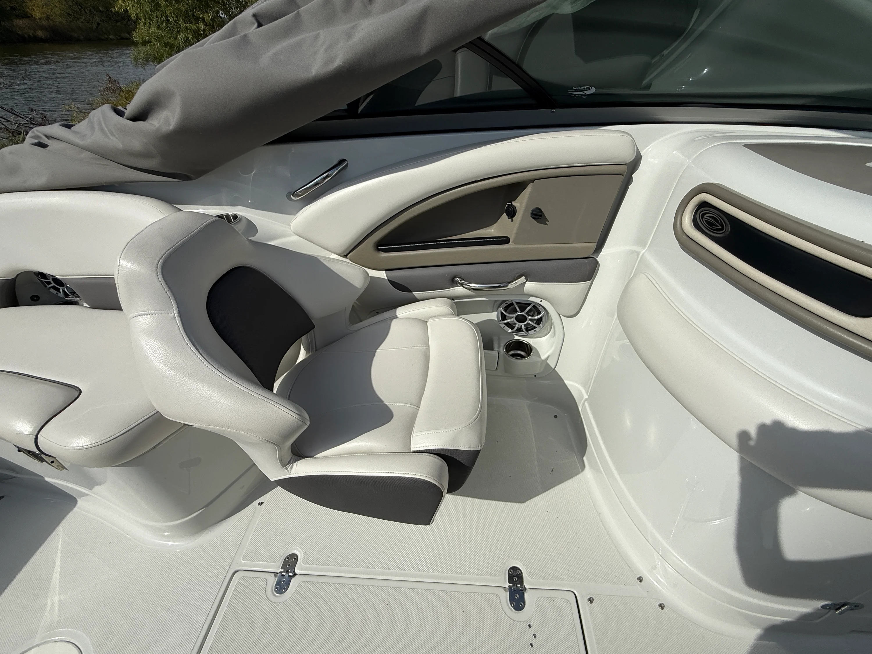 2017 Crownline E4 Image Thumbnail #12