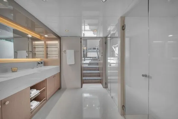 2022 Ocean Alexander 32L Image Thumbnail #6