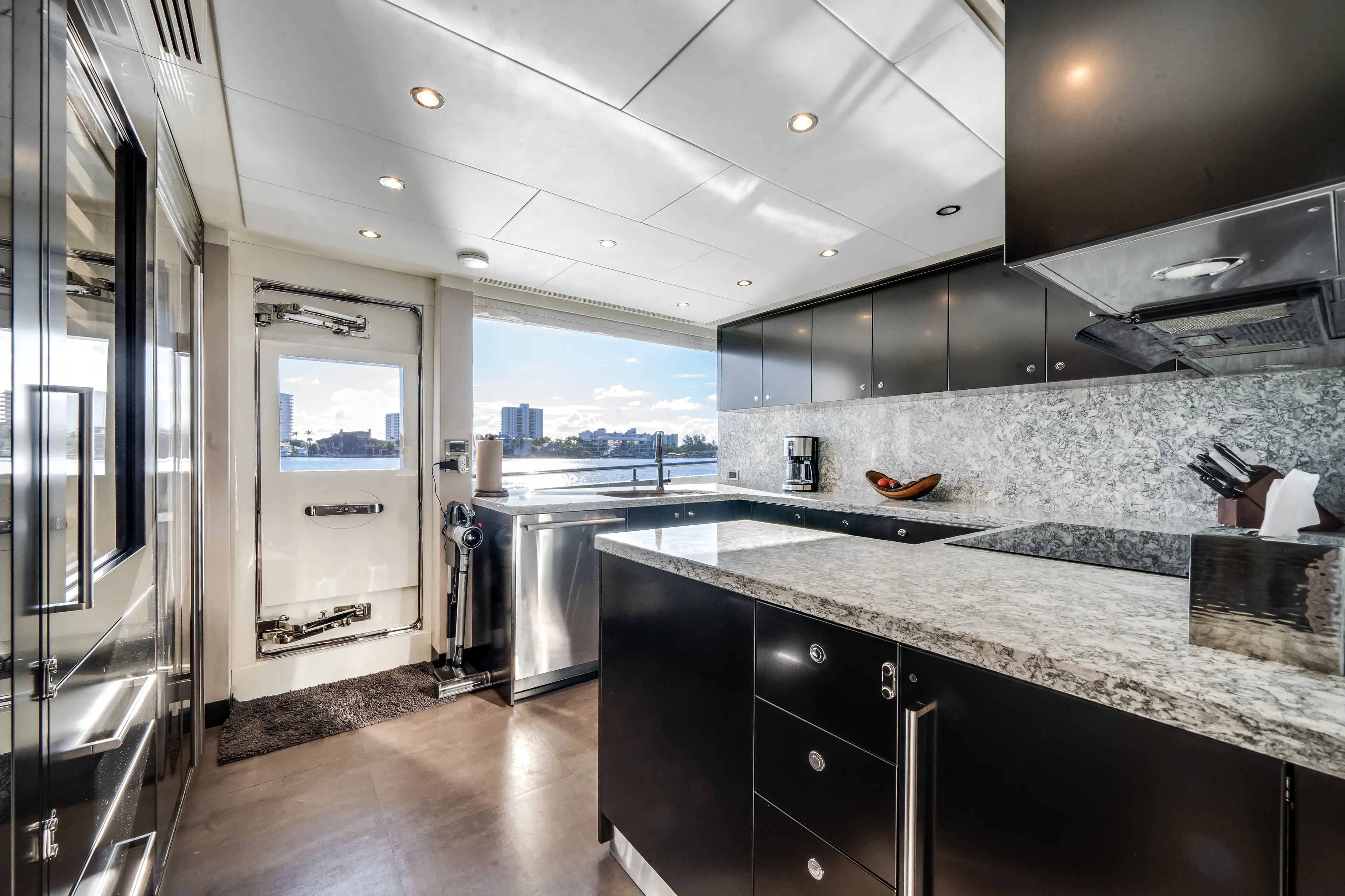 2022 Ocean Alexander 32L Image Thumbnail #4