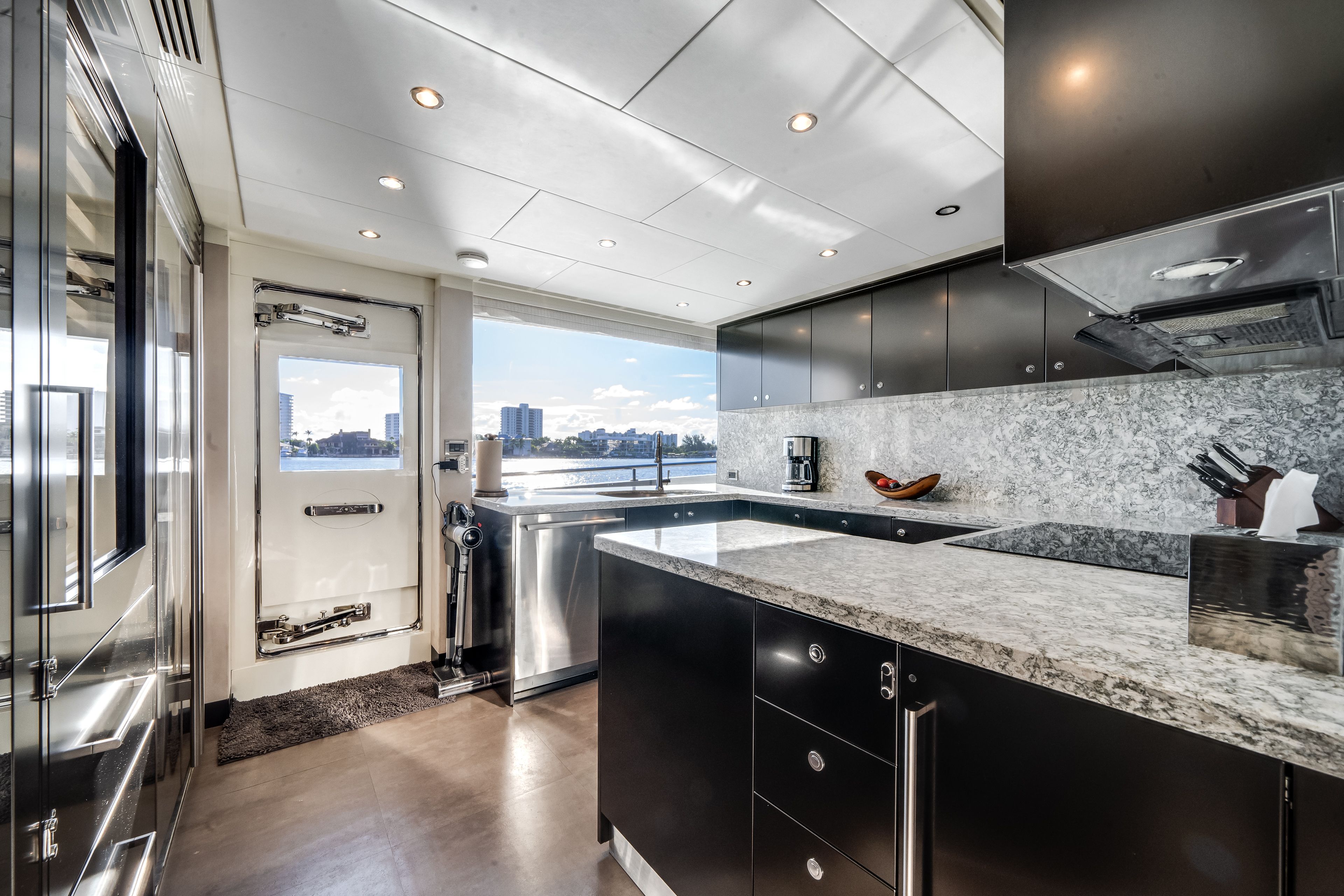 2022 Ocean Alexander 32L Image Thumbnail #4