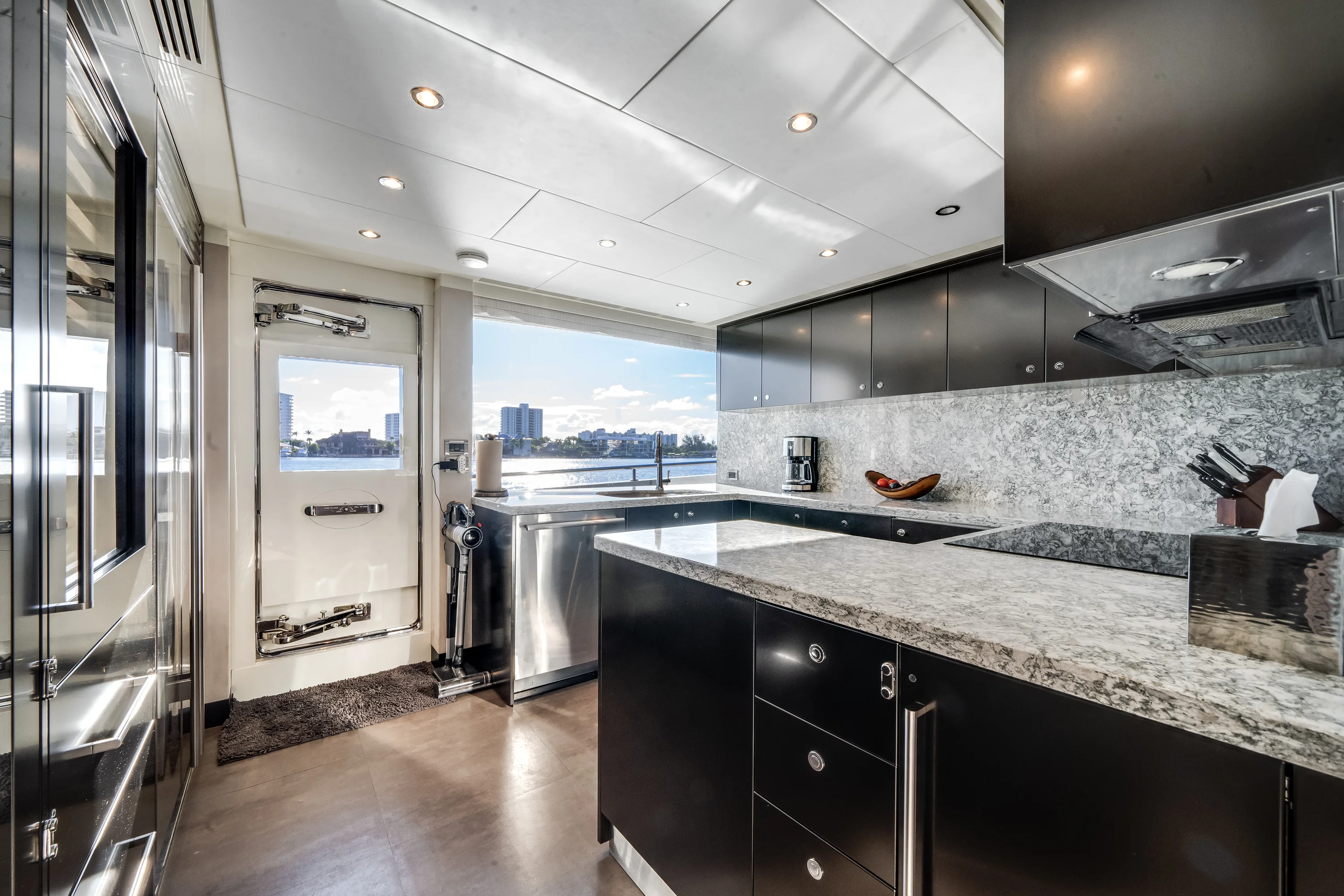 2022 Ocean Alexander 32L Image Thumbnail #4