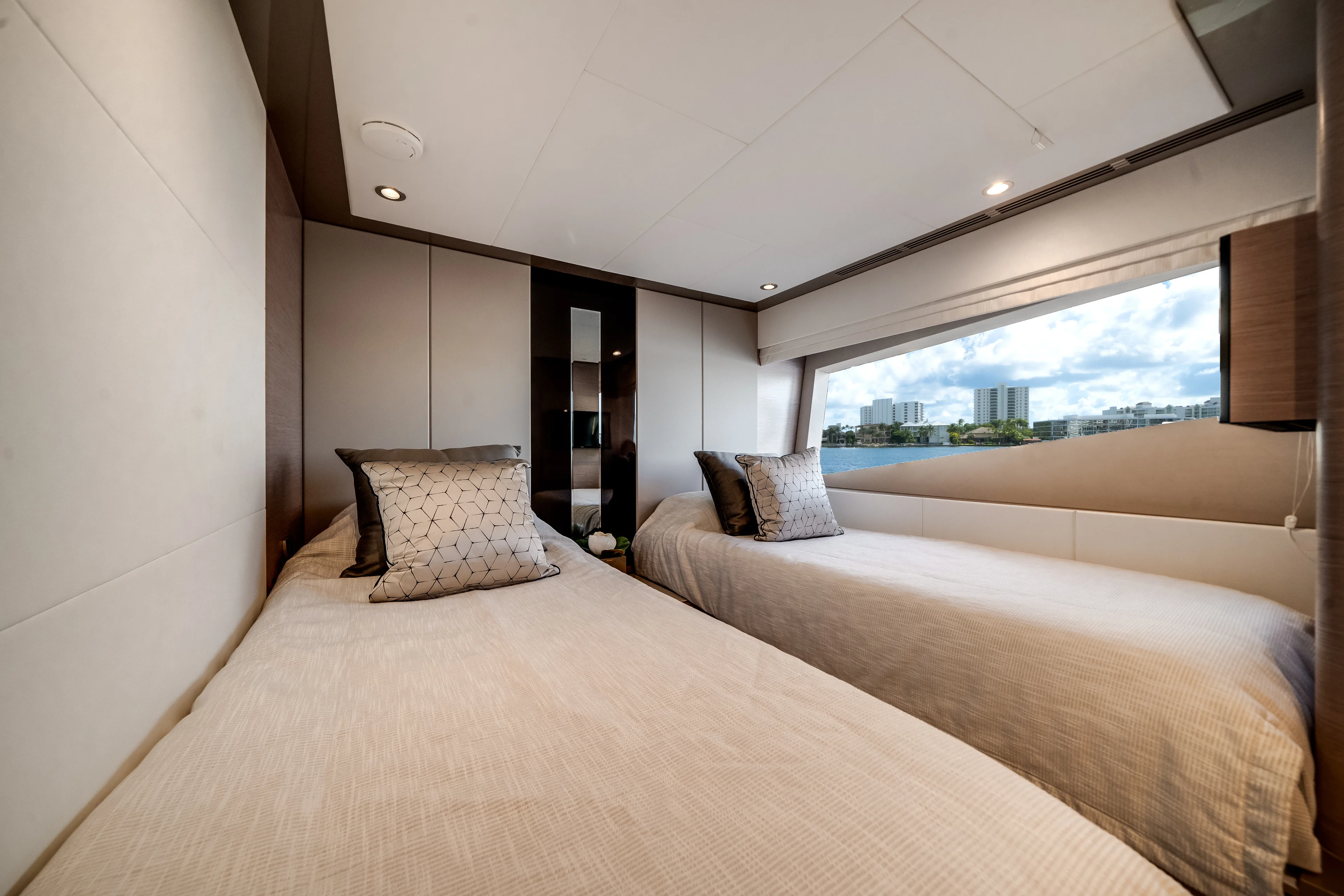 2022 Ocean Alexander
                                                             32L Image Thumbnail #47